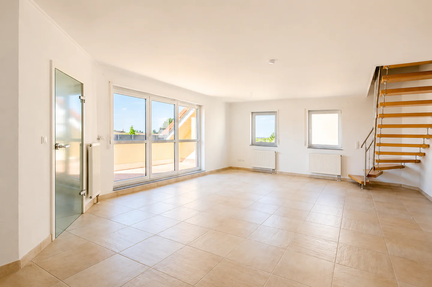 Exklusive Maisonettewohnung mit Balkon & hochwertiger Einbauküche! - Photo 2