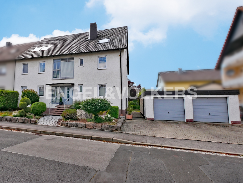 Großzügiges Zweifamilienhaus mit ausgebauter Maisonette-Einheit, schönem Garten und vielseitigen Nutzungsmöglichkeiten in Bergrheinfeld