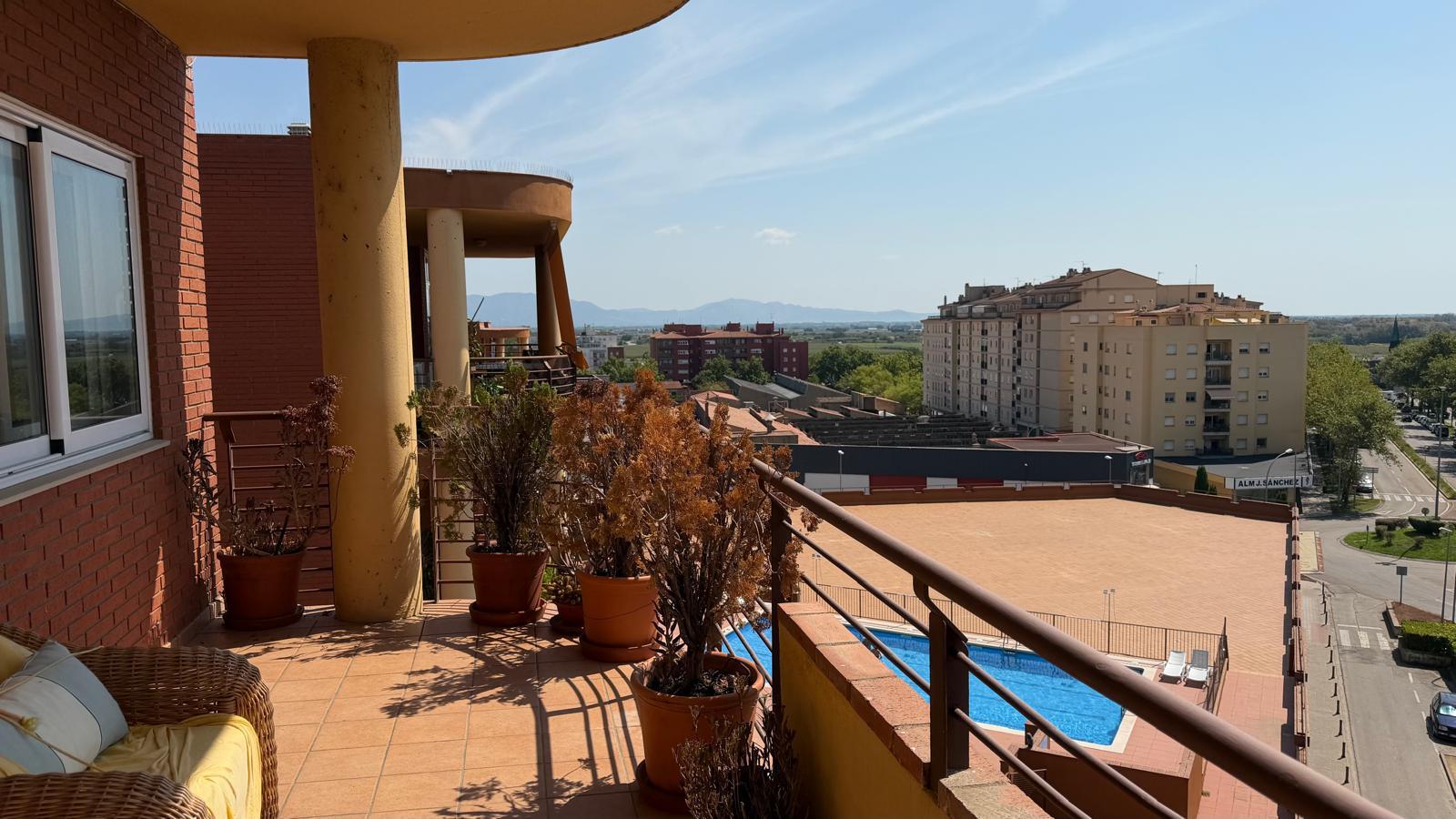 Apartment with large balcony and communal pool in Figueres