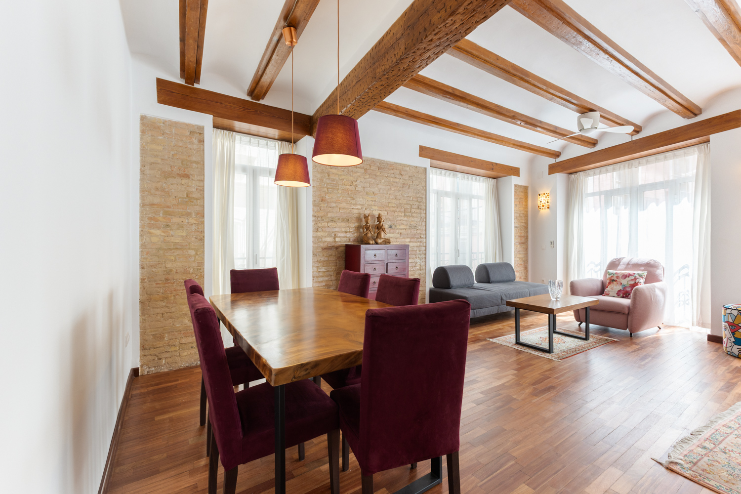 Bright home in El Mercat with high ceilings