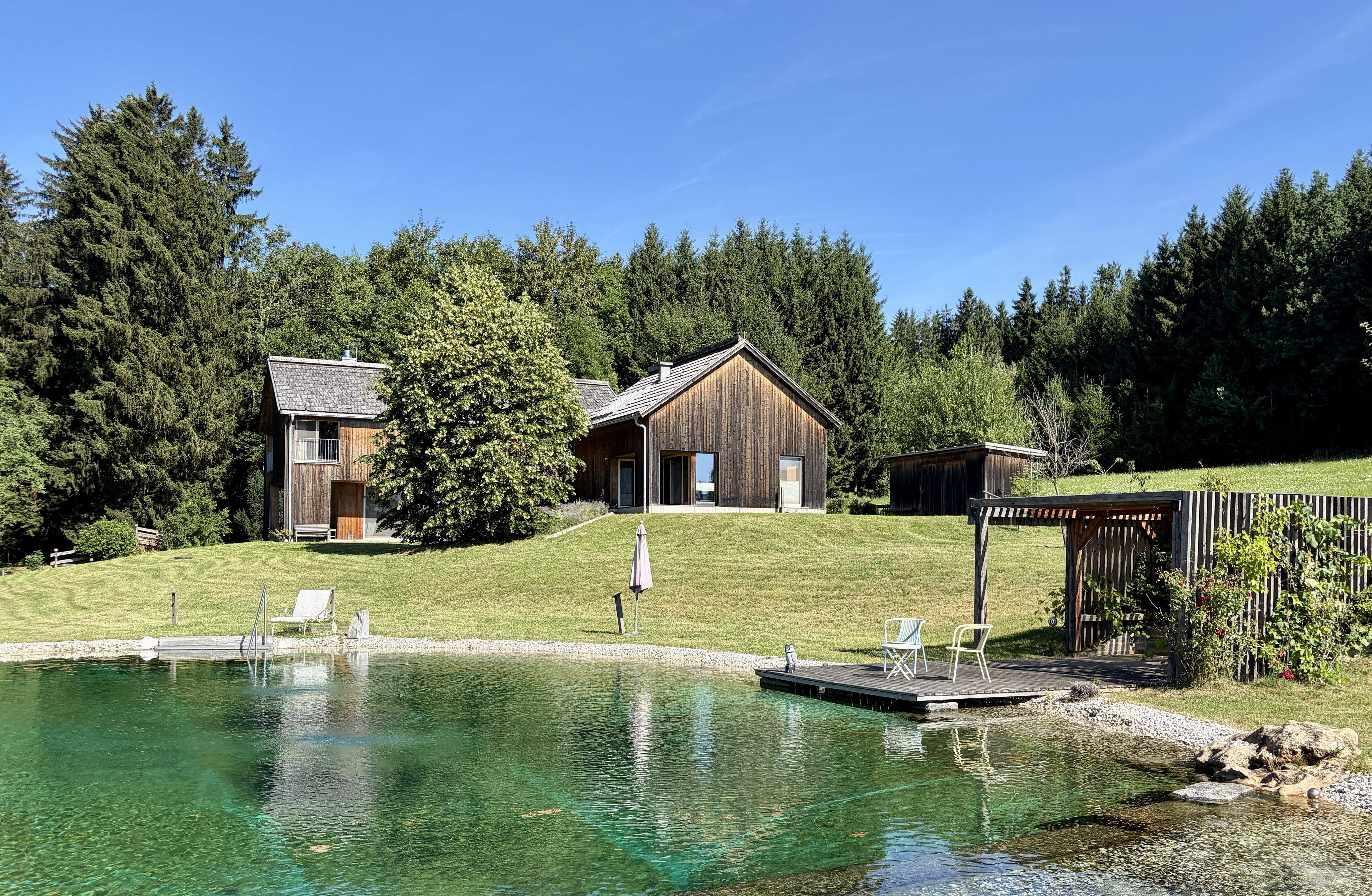 Außergewöhnliches Einfamilienhaus in Holzbauweise mit Schwimmteich in absoluter Ruhelage