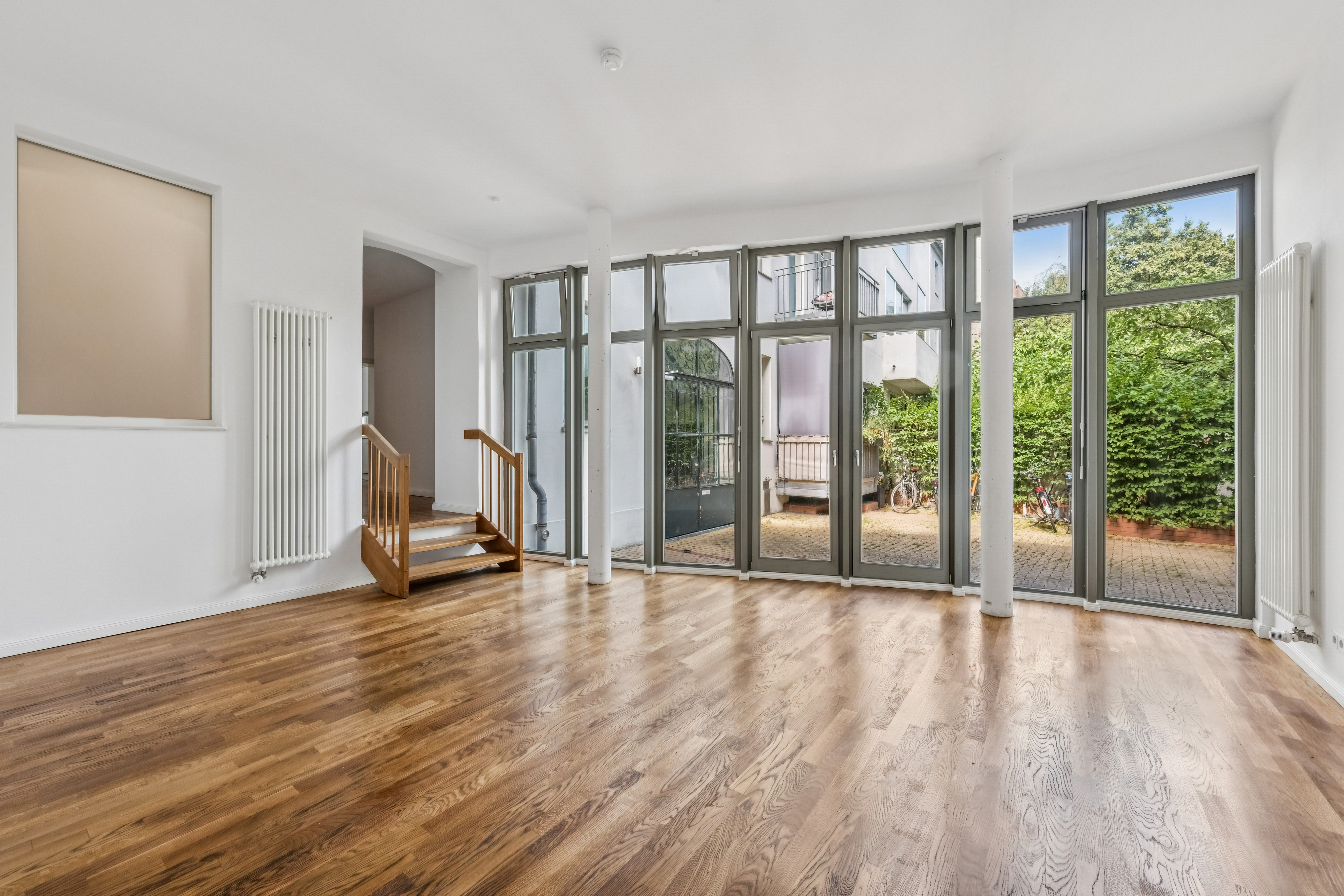 Spacious 2-room ground-floor apartment near Scheunenviertel