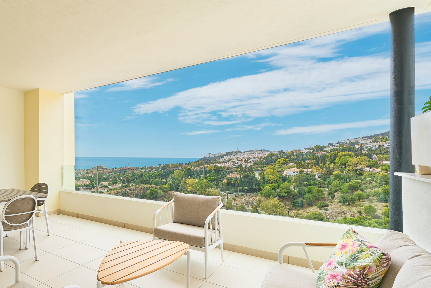 Exclusive 2-bedroom apartment with mountain and sea views