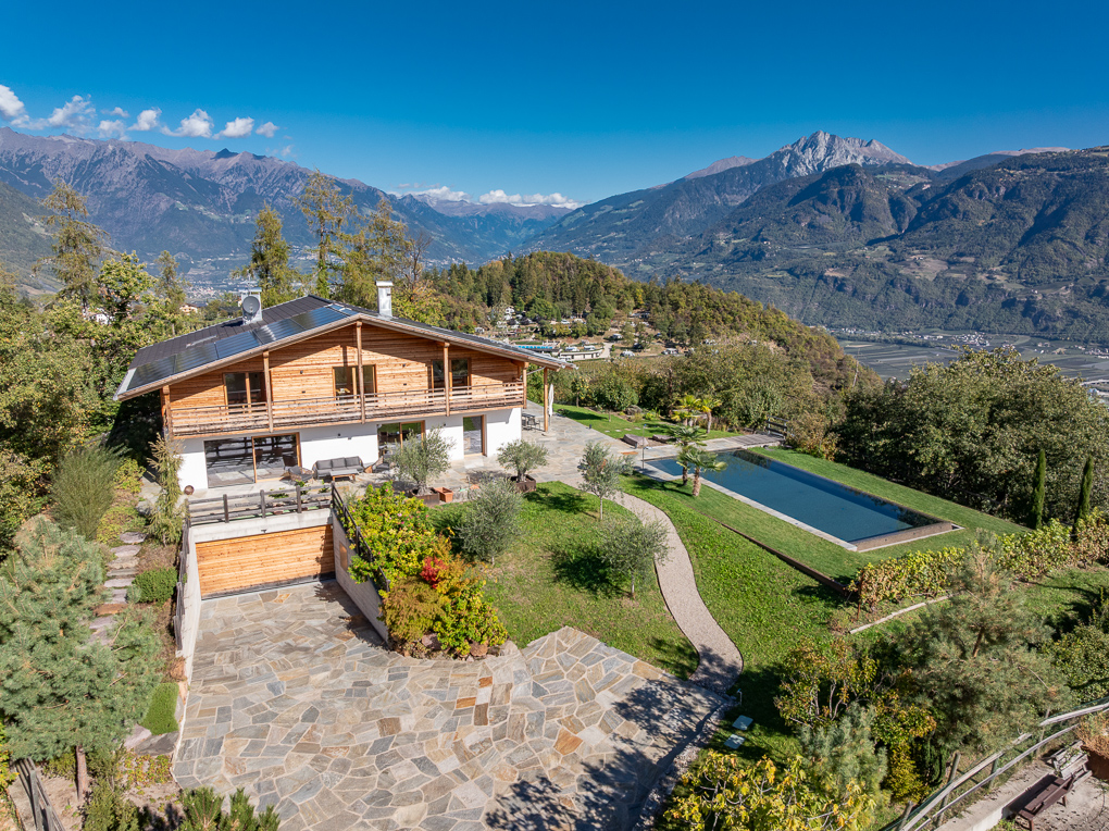 Exklusive Villa mit alpinem Charme, zwei Wohneinheiten und Pool in Panoramalage