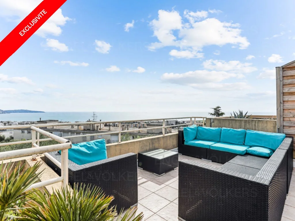 2 rooms on the top floor with roof terrace and sea view