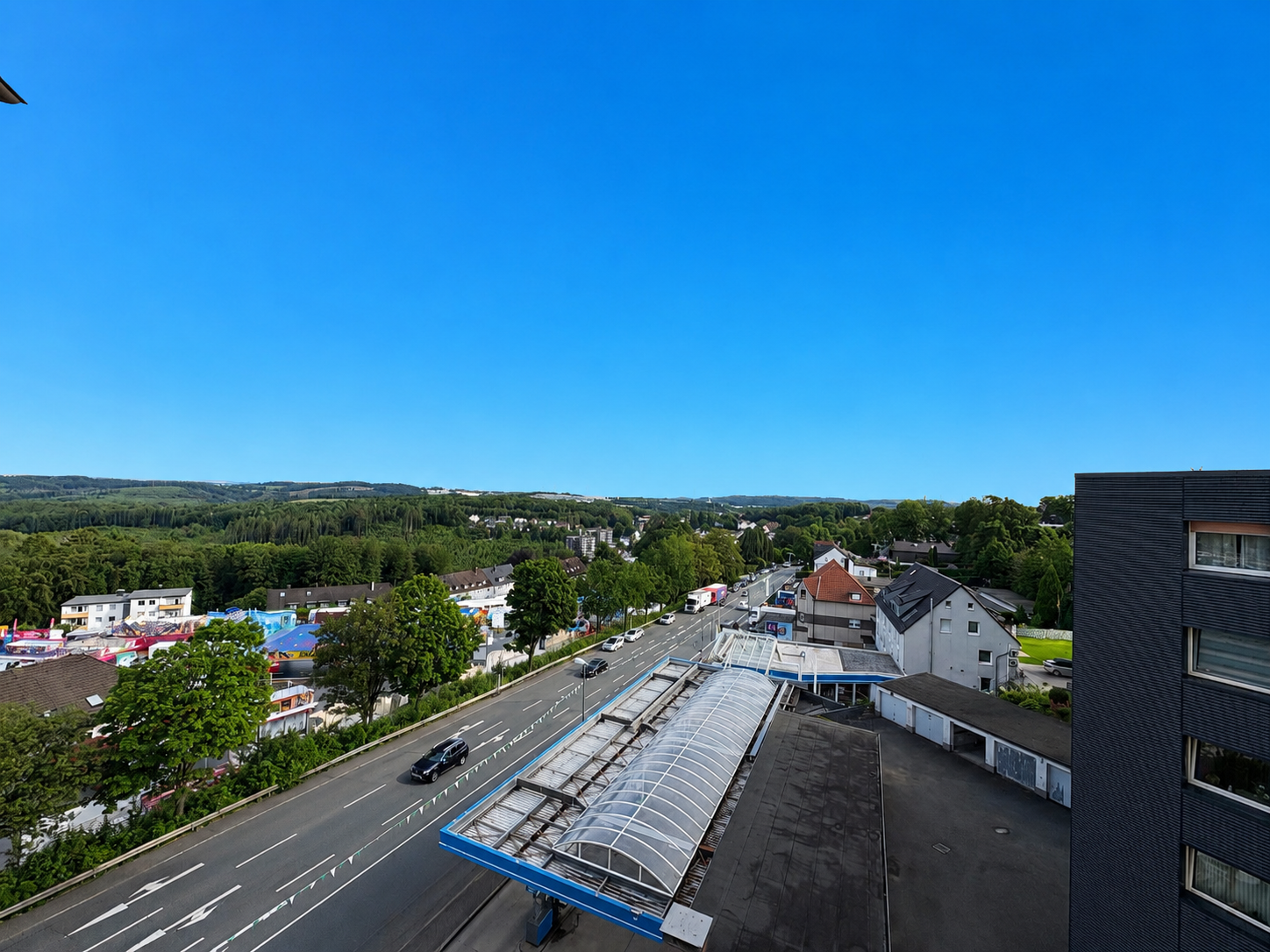 Großzügige 3-Zimmer-Wohnung mit Weitblick, Aufzug und Wintergartencharakter