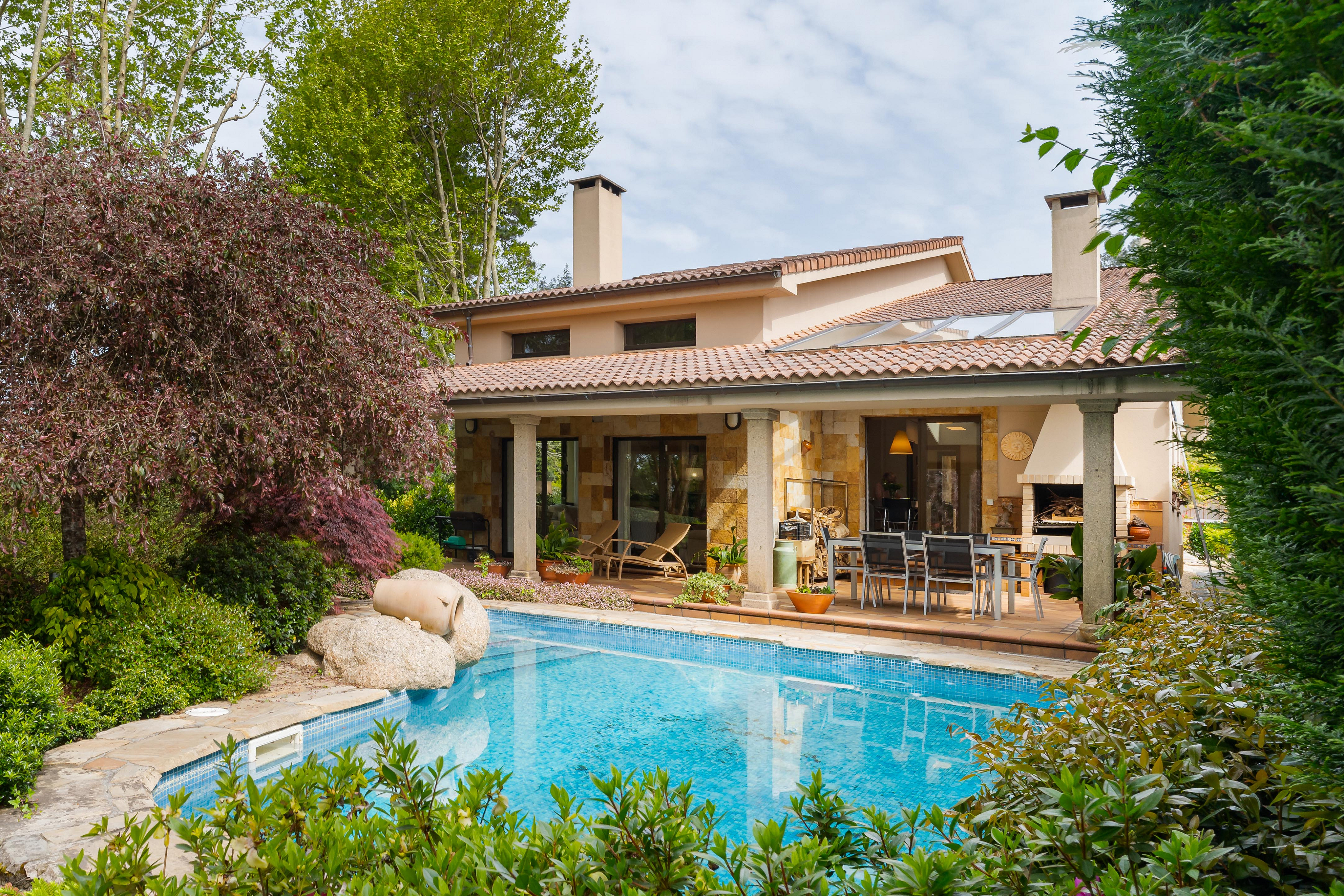 Chalet independiente con piscina en Oleiros
