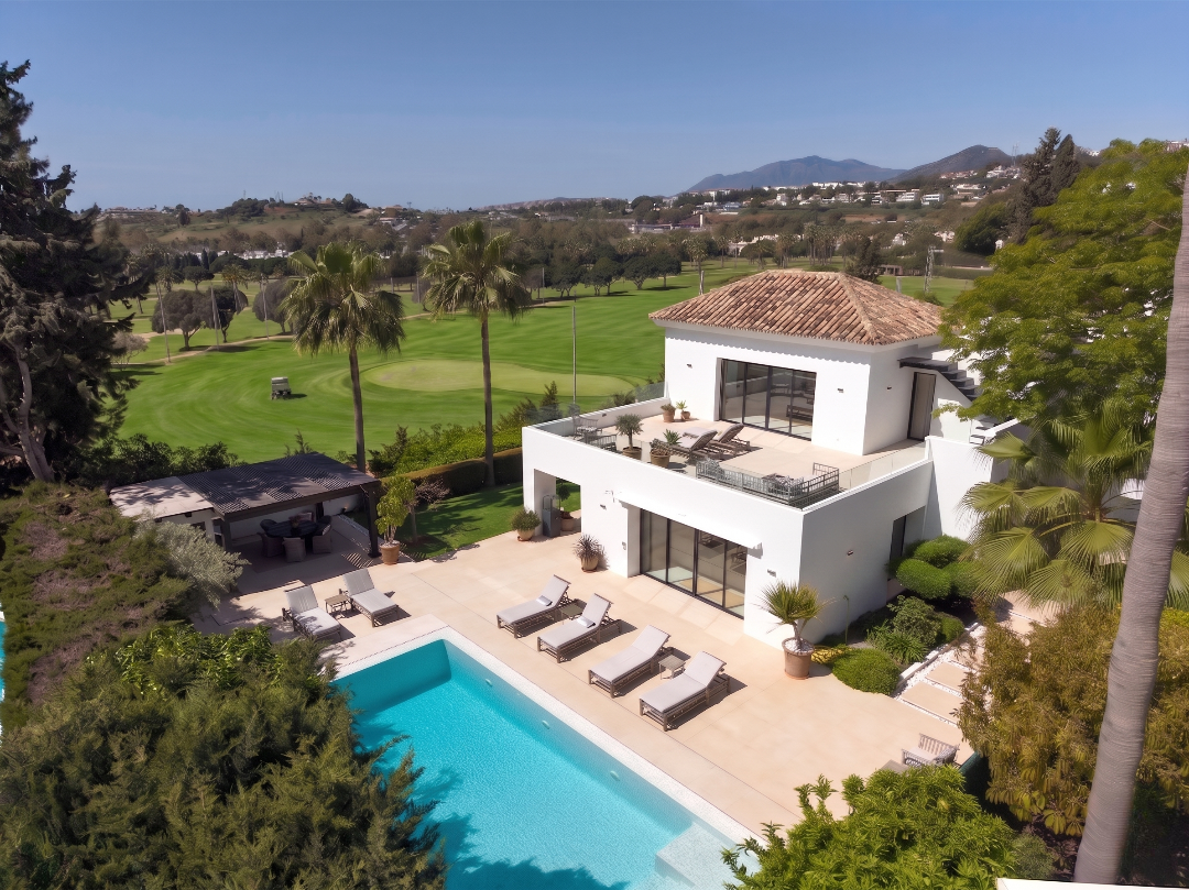 Lujo en golf en primera línea: villa andaluza moderna con vistas panorámicas en Los Naranjos