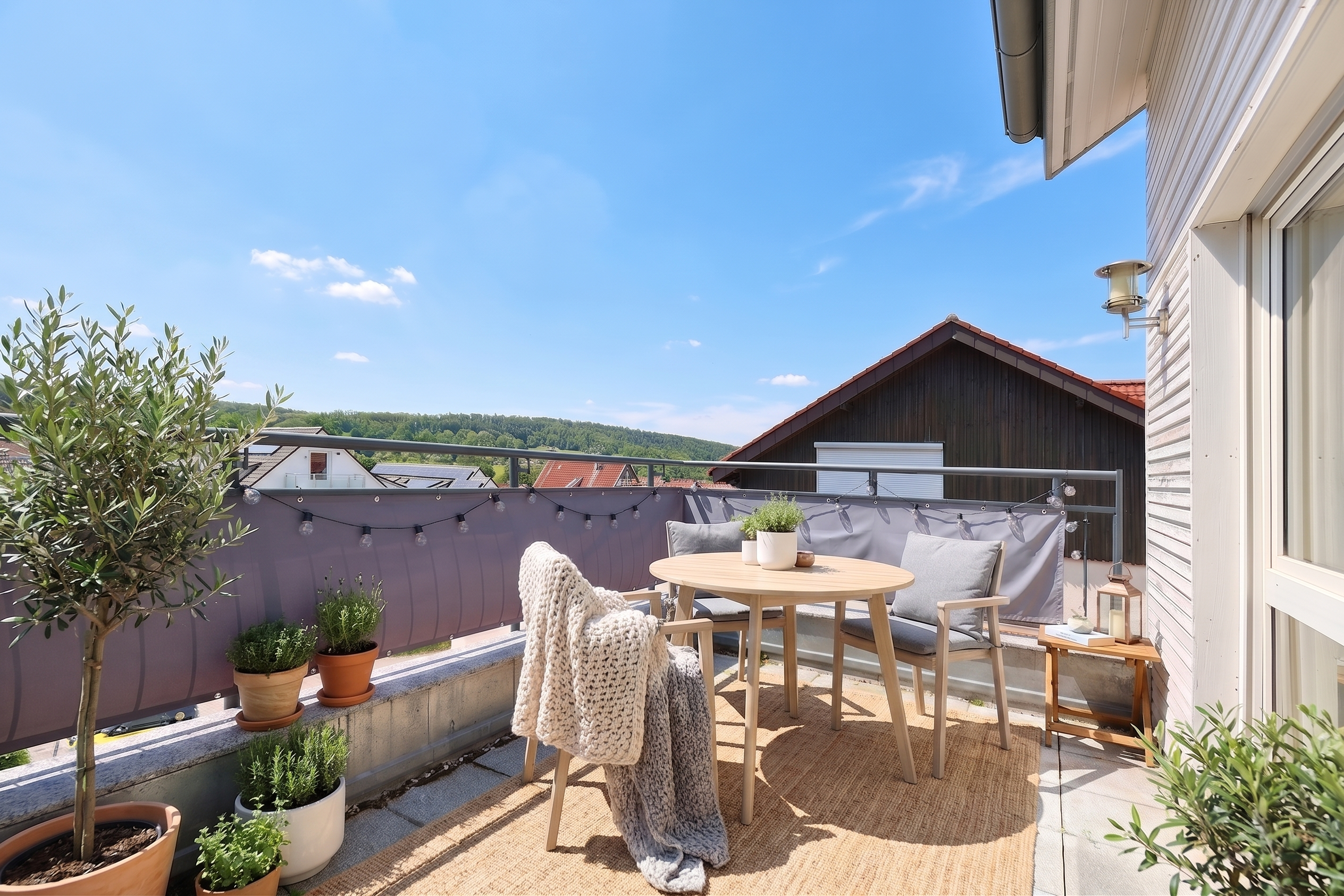 Wohnkomfort trifft Flexibilität – moderne Wohnung mit vielseitig nutzbarem Dachstudio