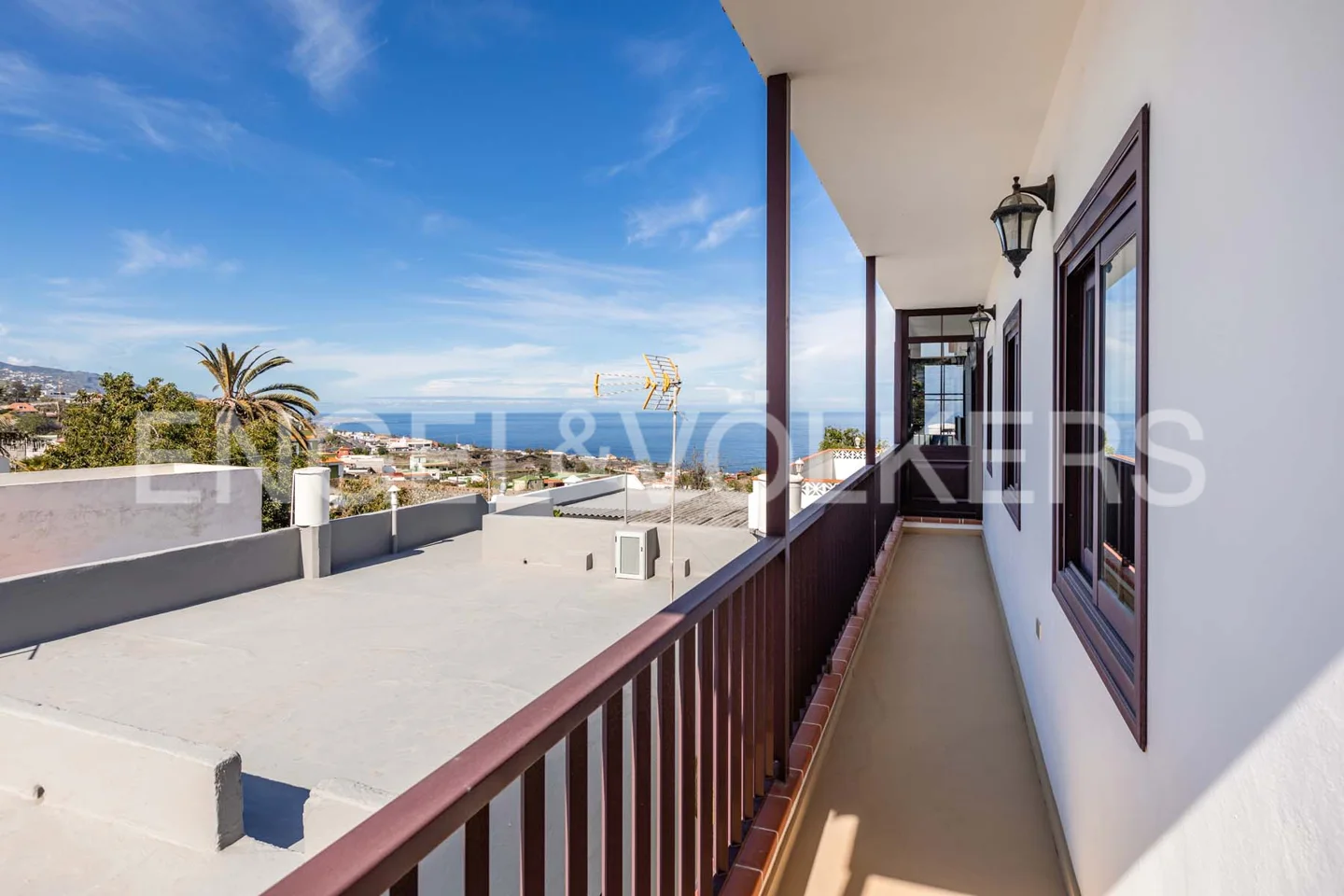 Versatile Estate with Sea Views: Perfect for Your Dream Project