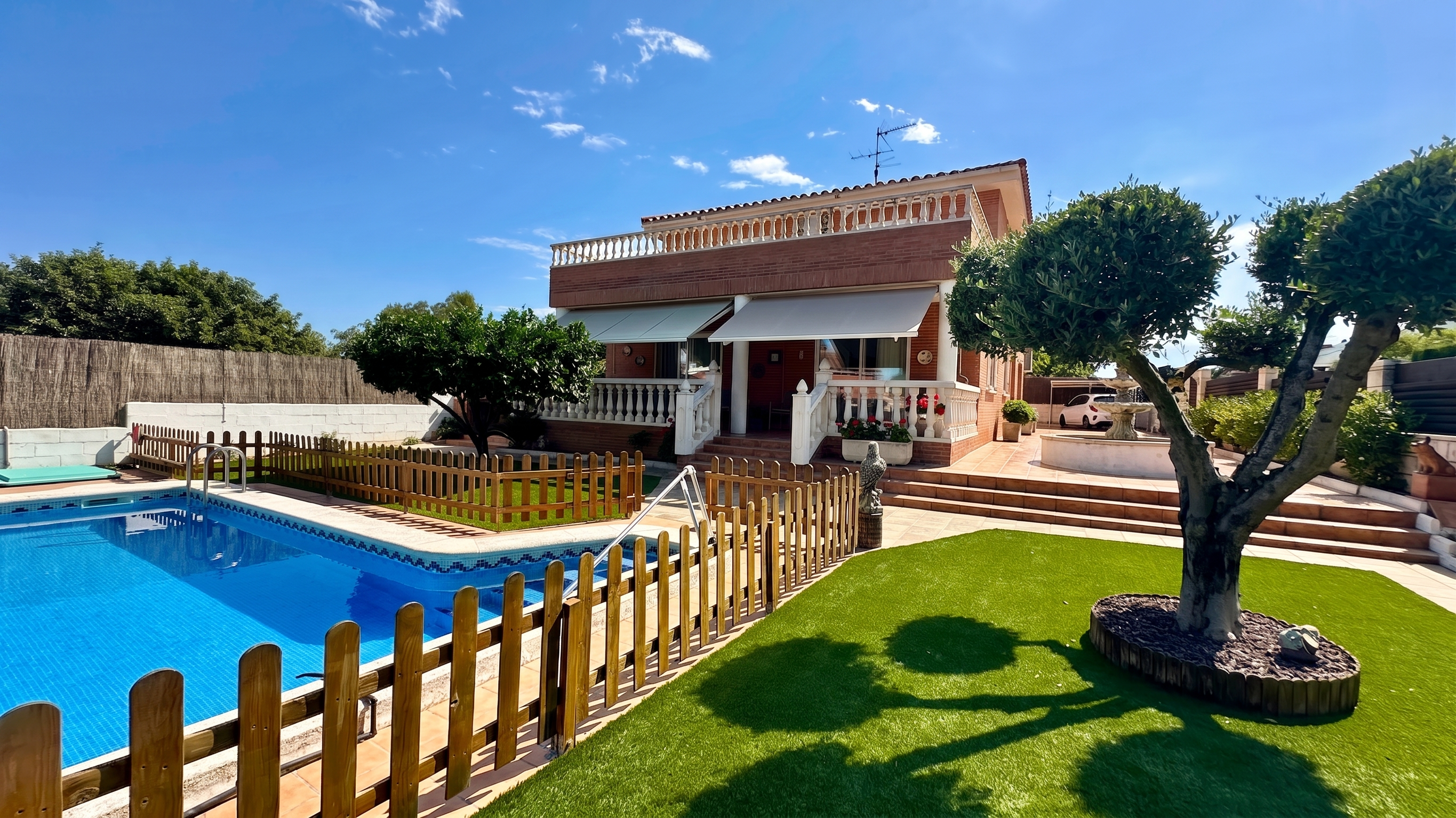 Amplio chalet familiar esquinero con piscina, cocina de 22 m² y excelente estado de conservación.