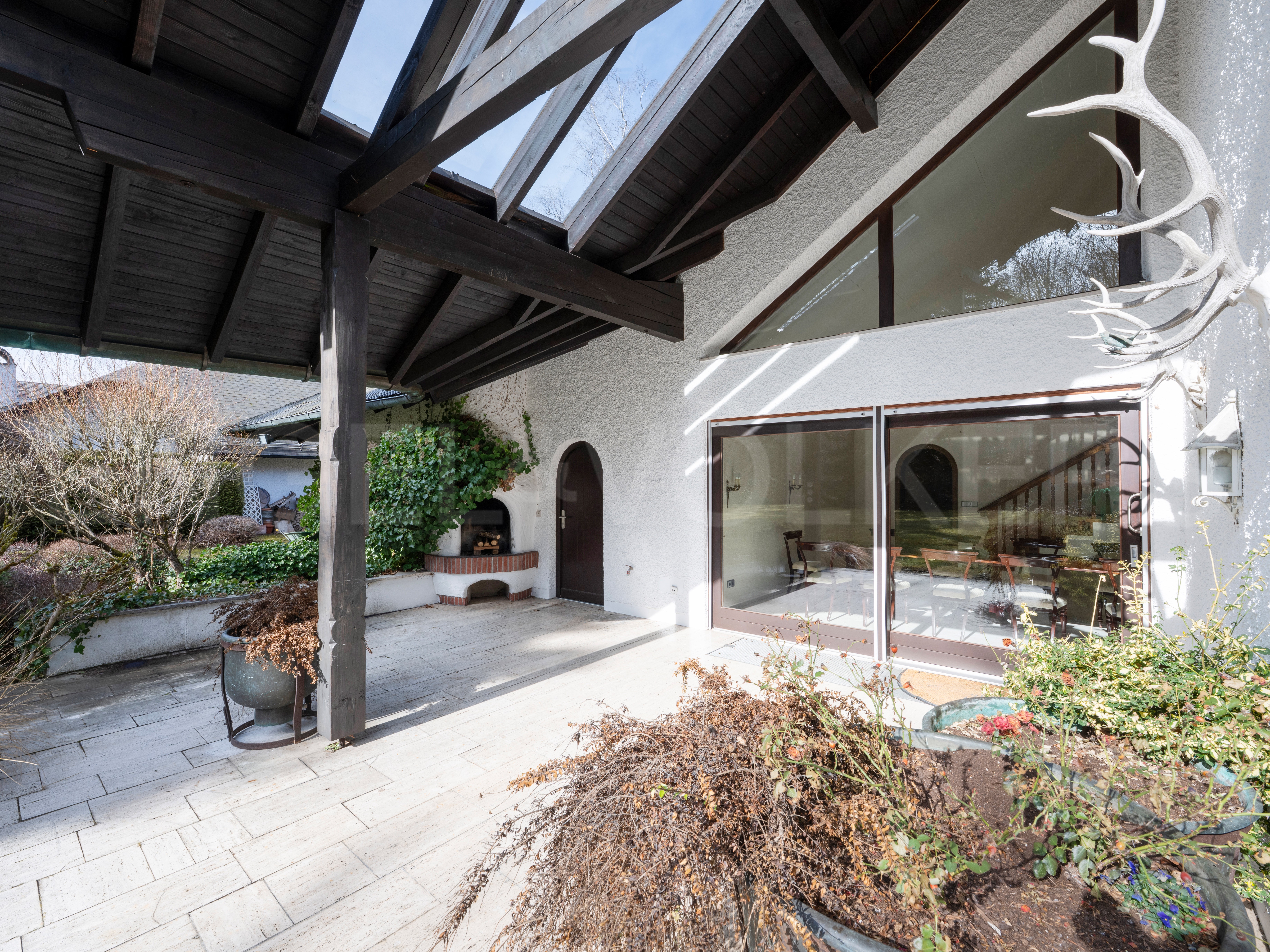 Waldtrudering pur: Klassische Walmdach-Villa auf seltenem Grundstück (1.474m²) mit Naturpanorama