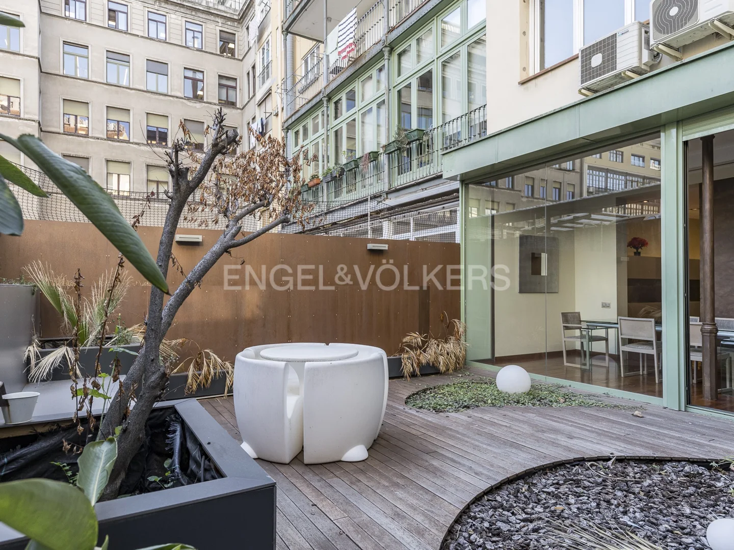 Large furnished apartment with terrace in Eixample