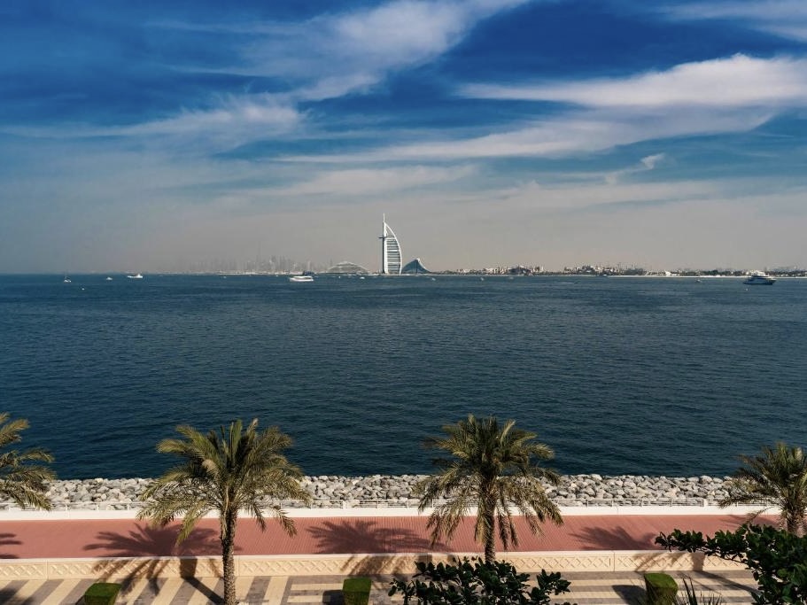 Exclusive I Sea view I Vacant I Furnished