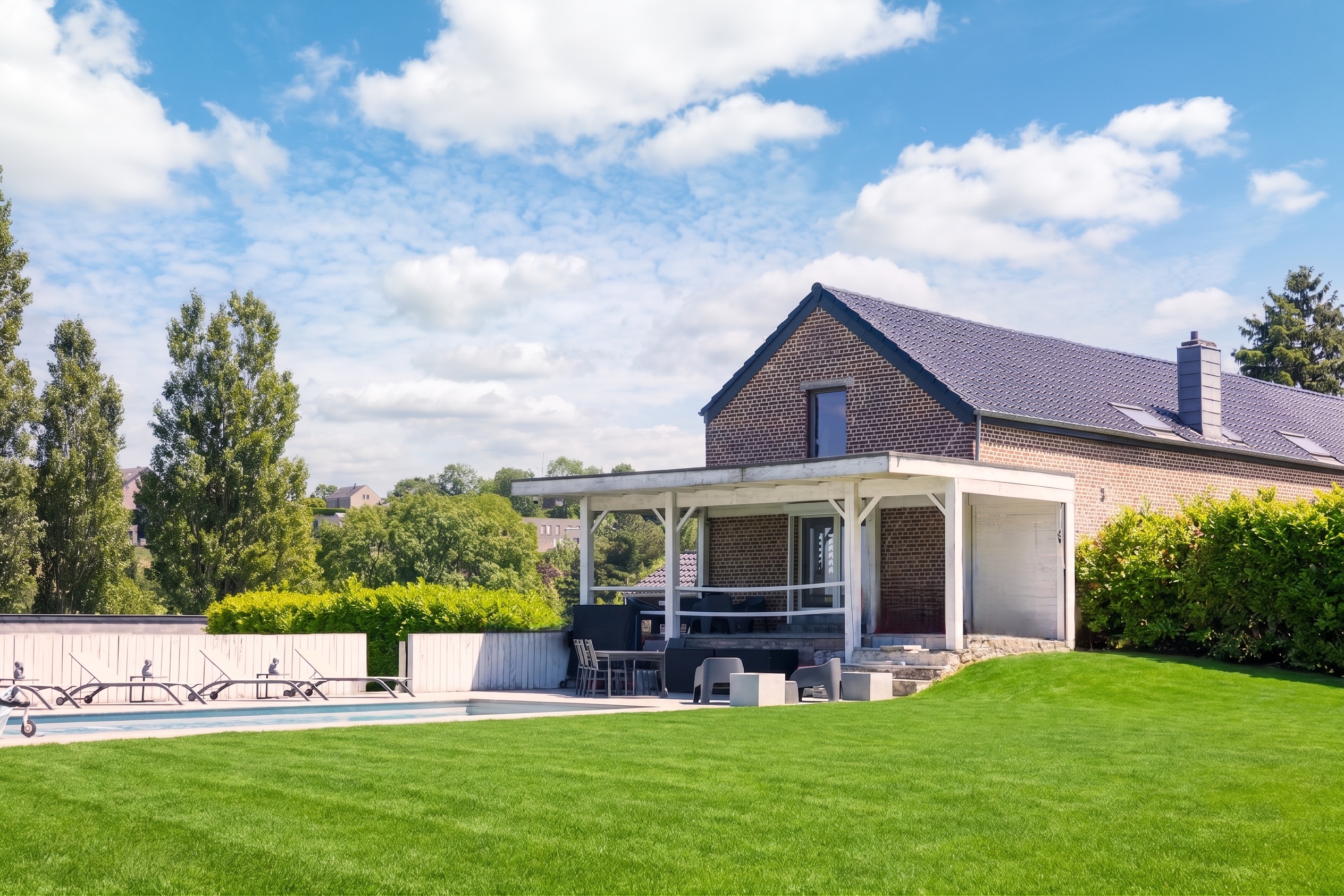 Property with 12,600 m² of land, meadow and outbuildings