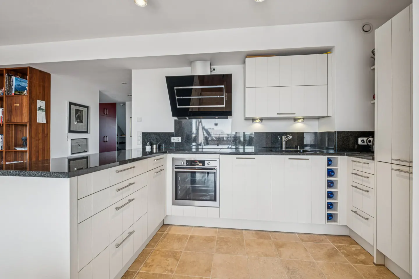 Tastefully designed premium kitchen by Löchle with high-quality Siemens built-in appliances and antique marble tiles.