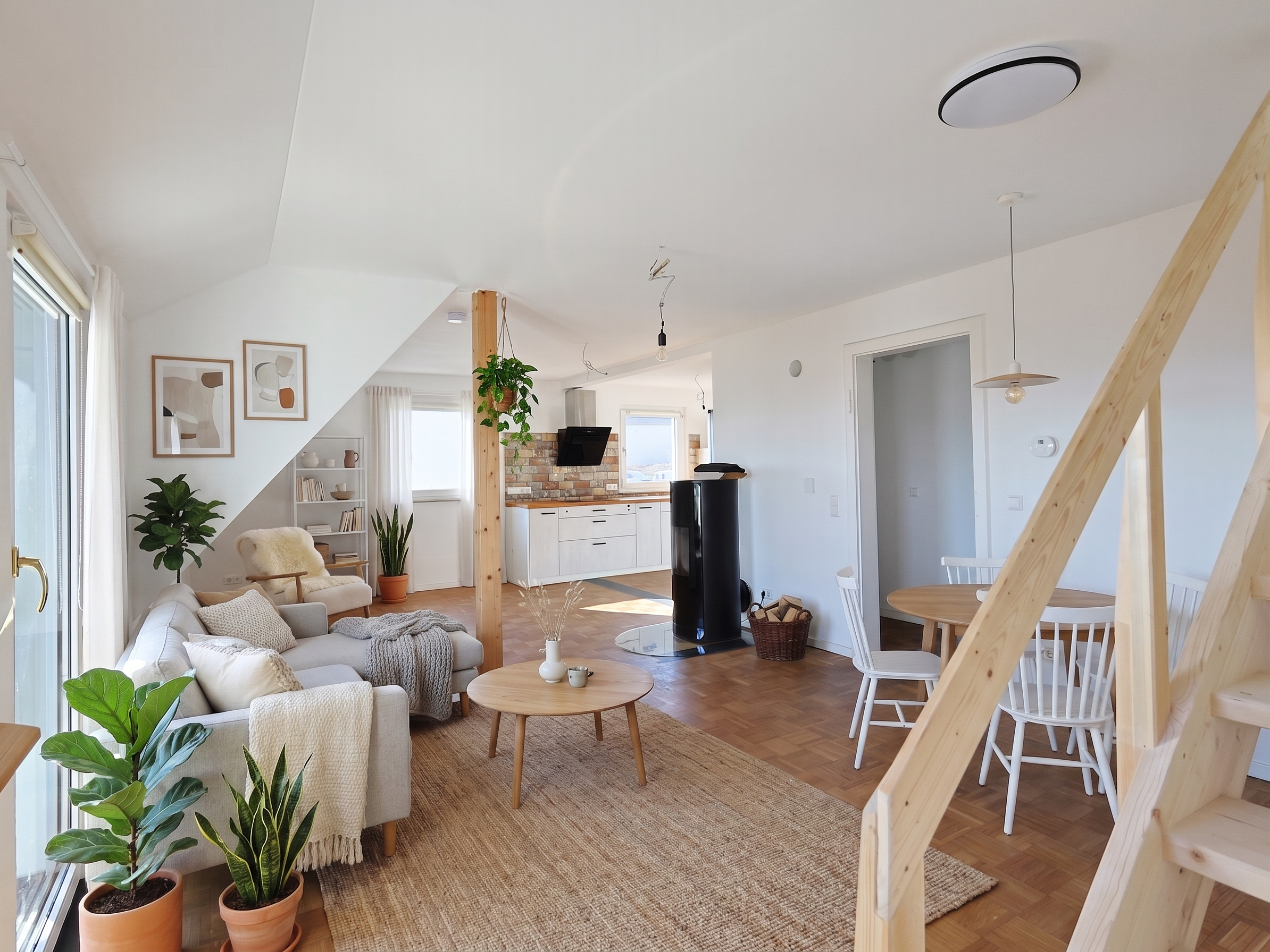 Moderne, helle Dachgeschoss-Wohnung mit Süd-Balkon und fantastischem Fernblick