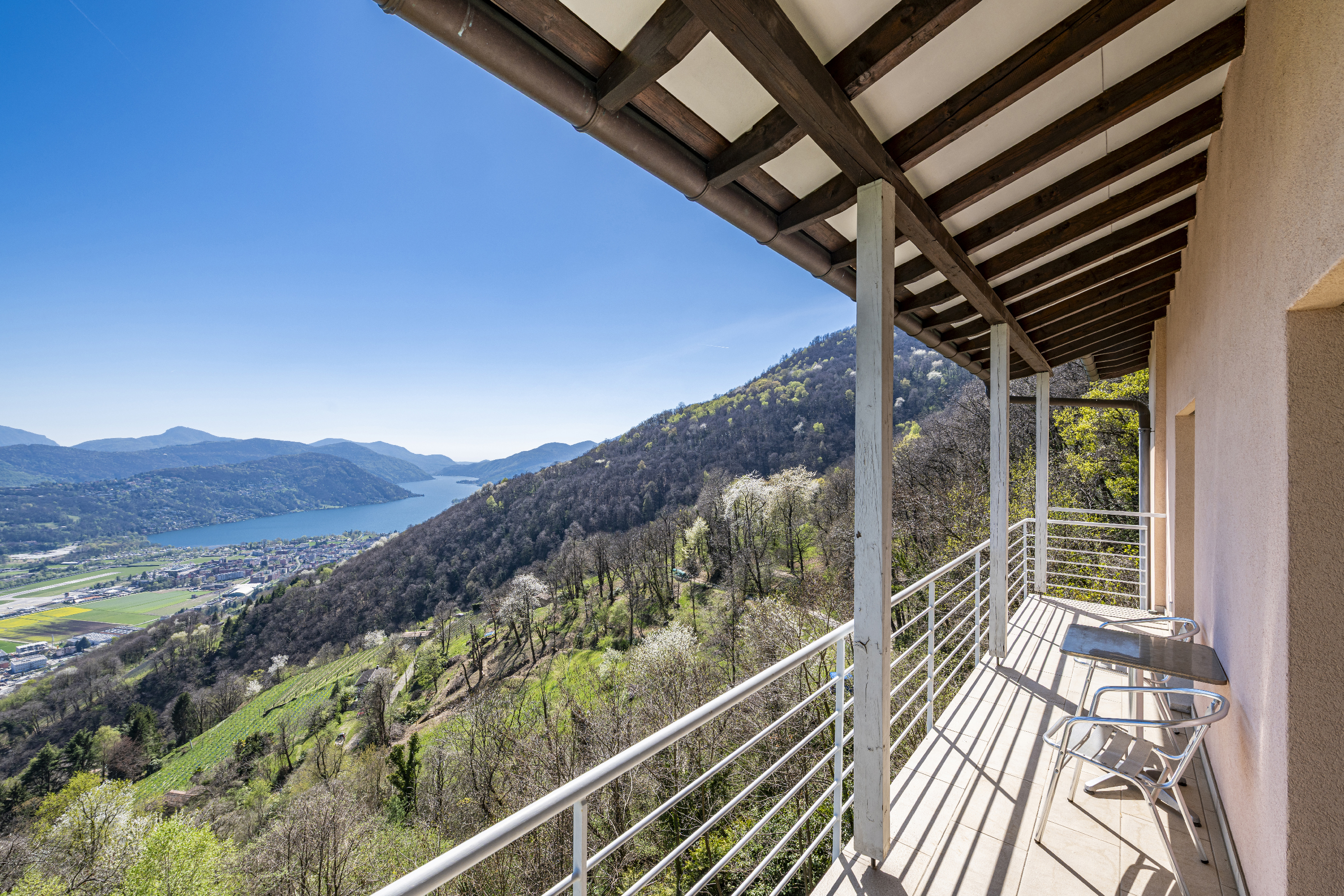 Detached house with breathtaking lake view