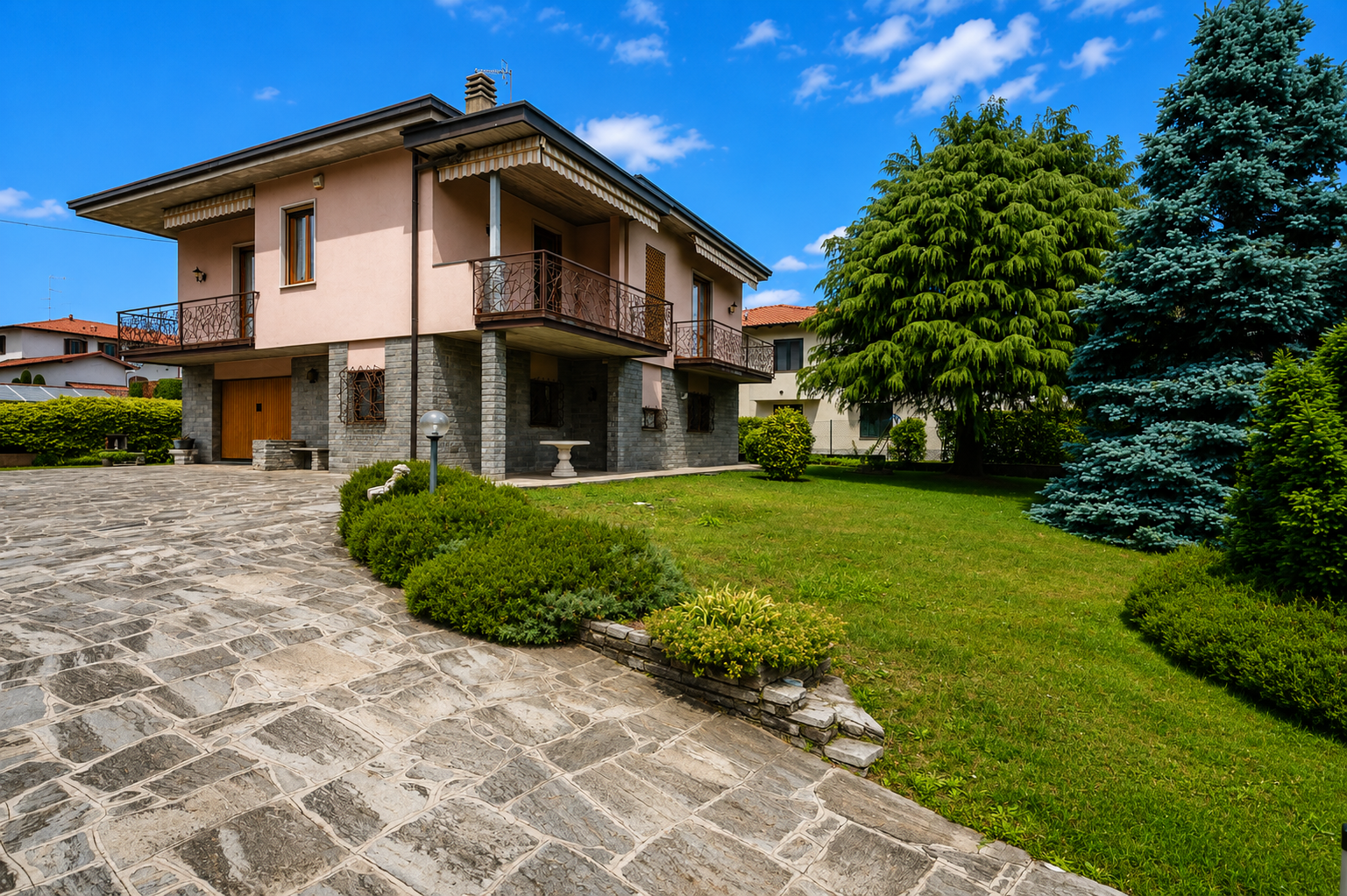 Classic villa with large garden