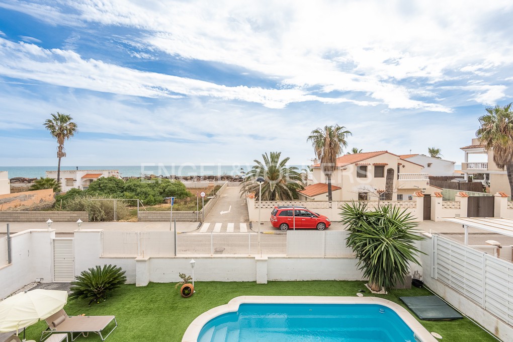 House with a terrace and Mediterranean views—an authentic seaside dream
