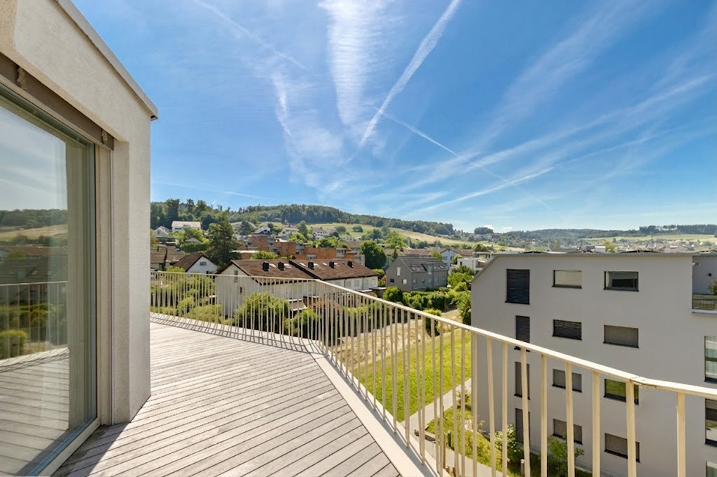 Topmoderne 2.5-Attikawohnung mit Panoramaterrasse und Weitsicht in zentraler Lage