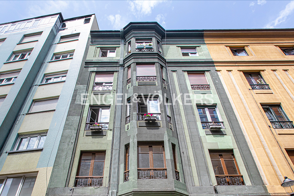 Spacious apartment with patio in the heart of downtown