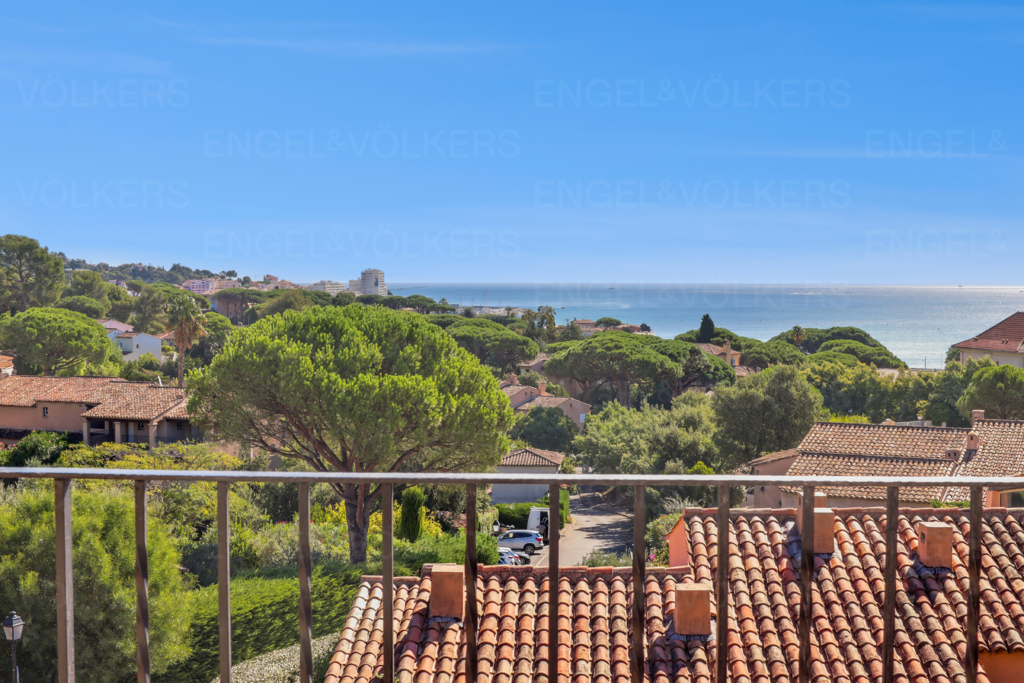 Apartment with garage, sea view, and direct beach access