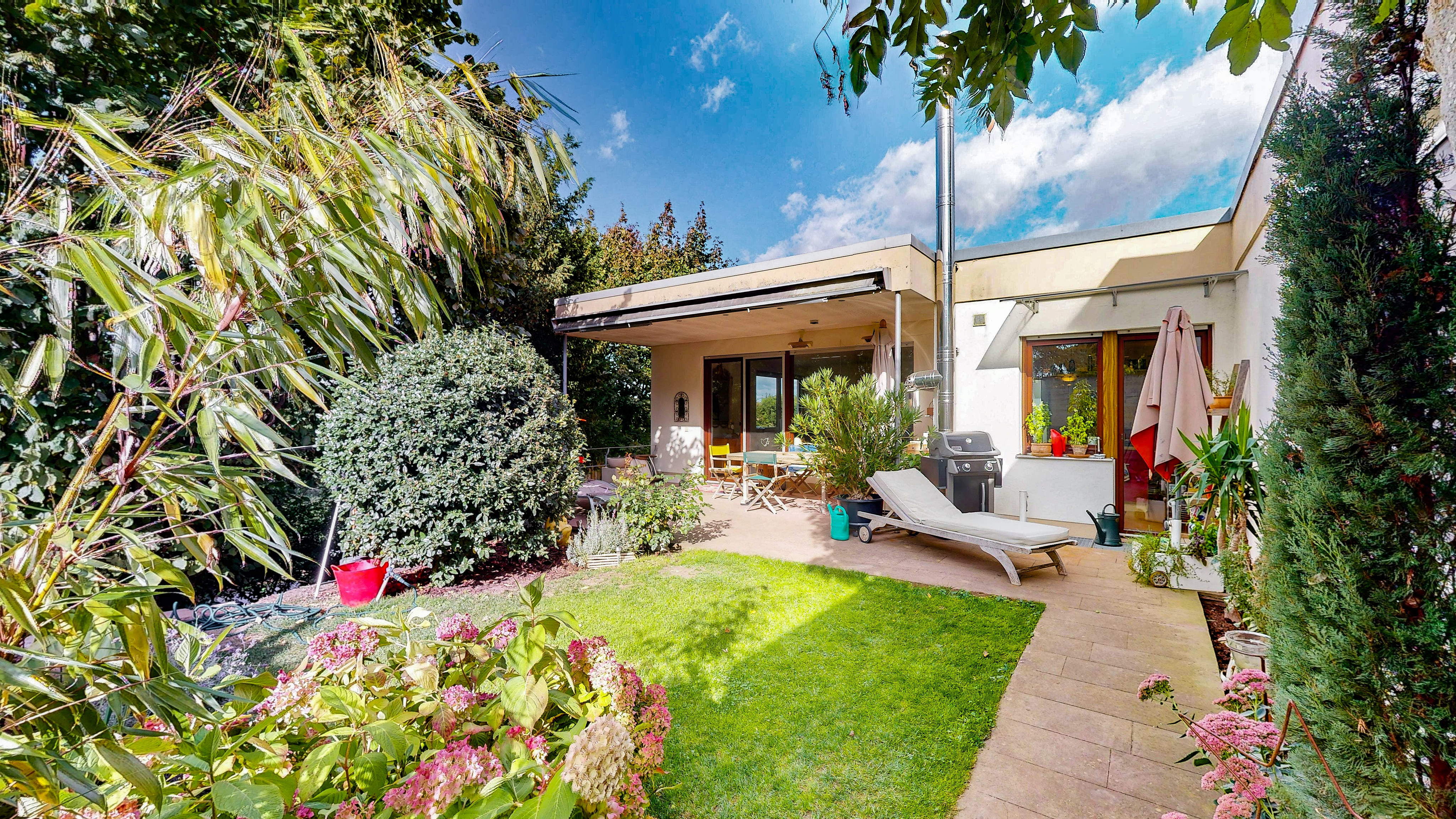 Ebenerdiges Wohnen mit viel Privatsphäre – großzügiger Bungalow mit Pool und Garten