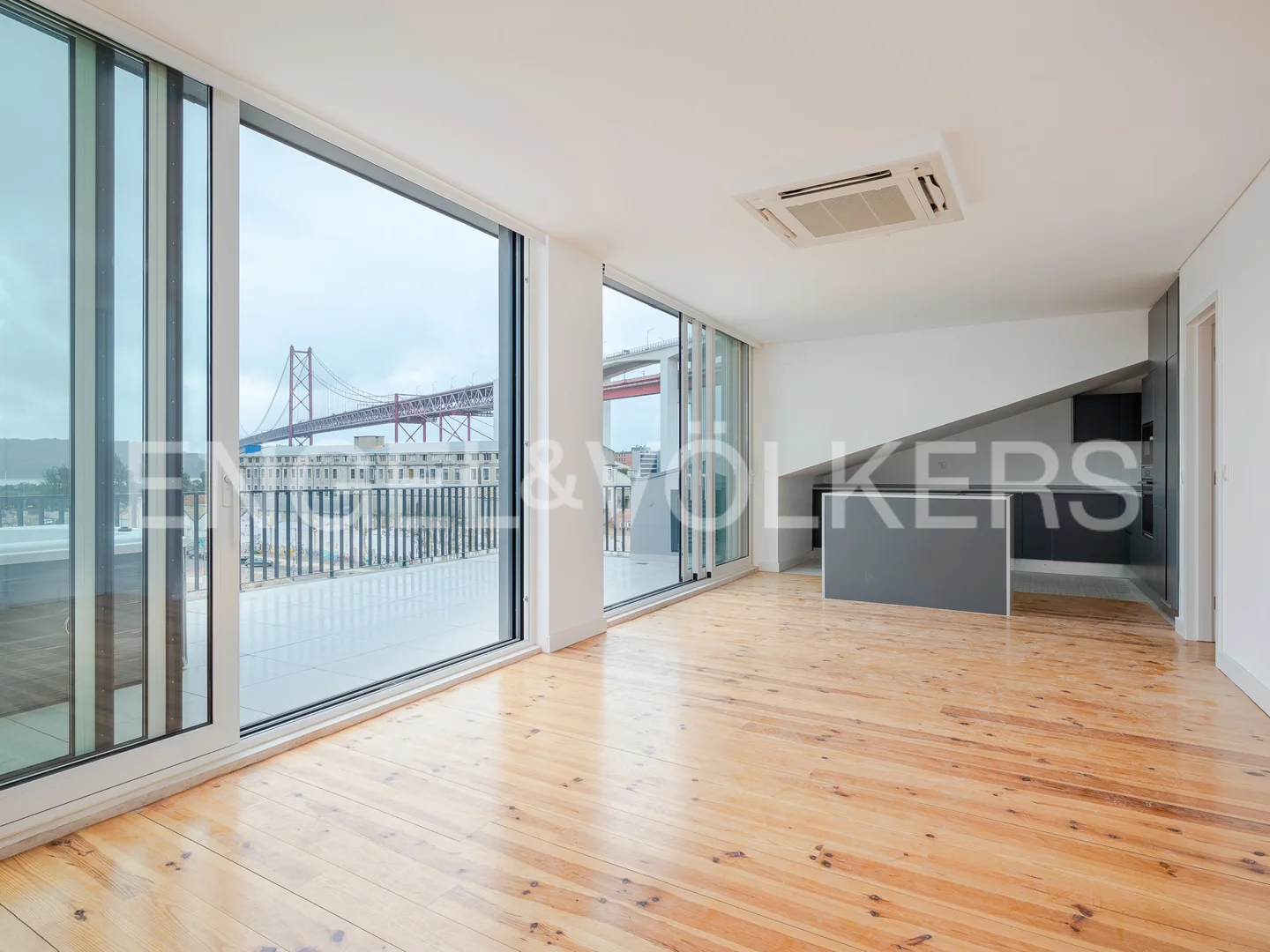 Penthouse with 2 bedrooms and river view in Alcântara