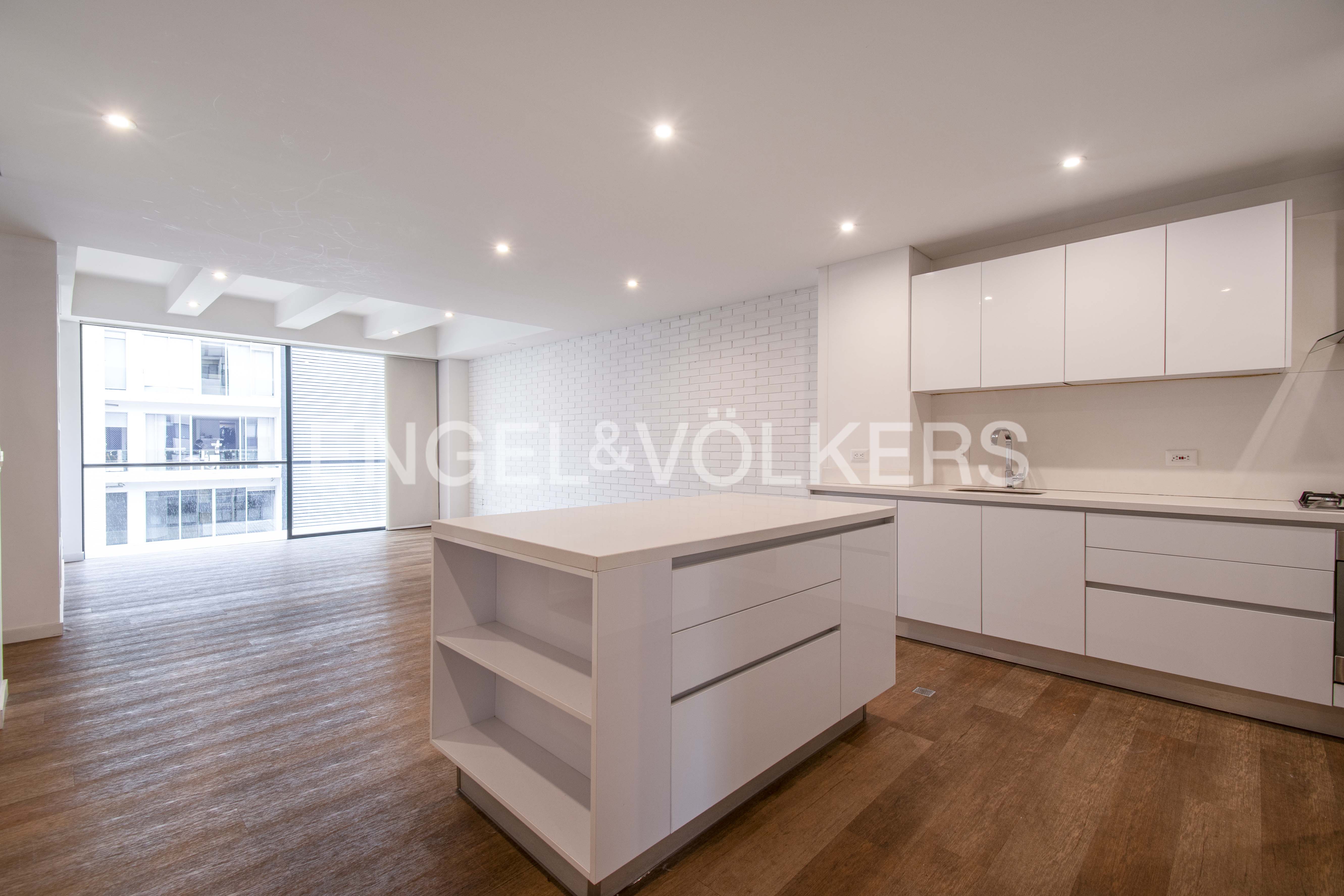 Apartamento con balcón para arriendo en El Virrey