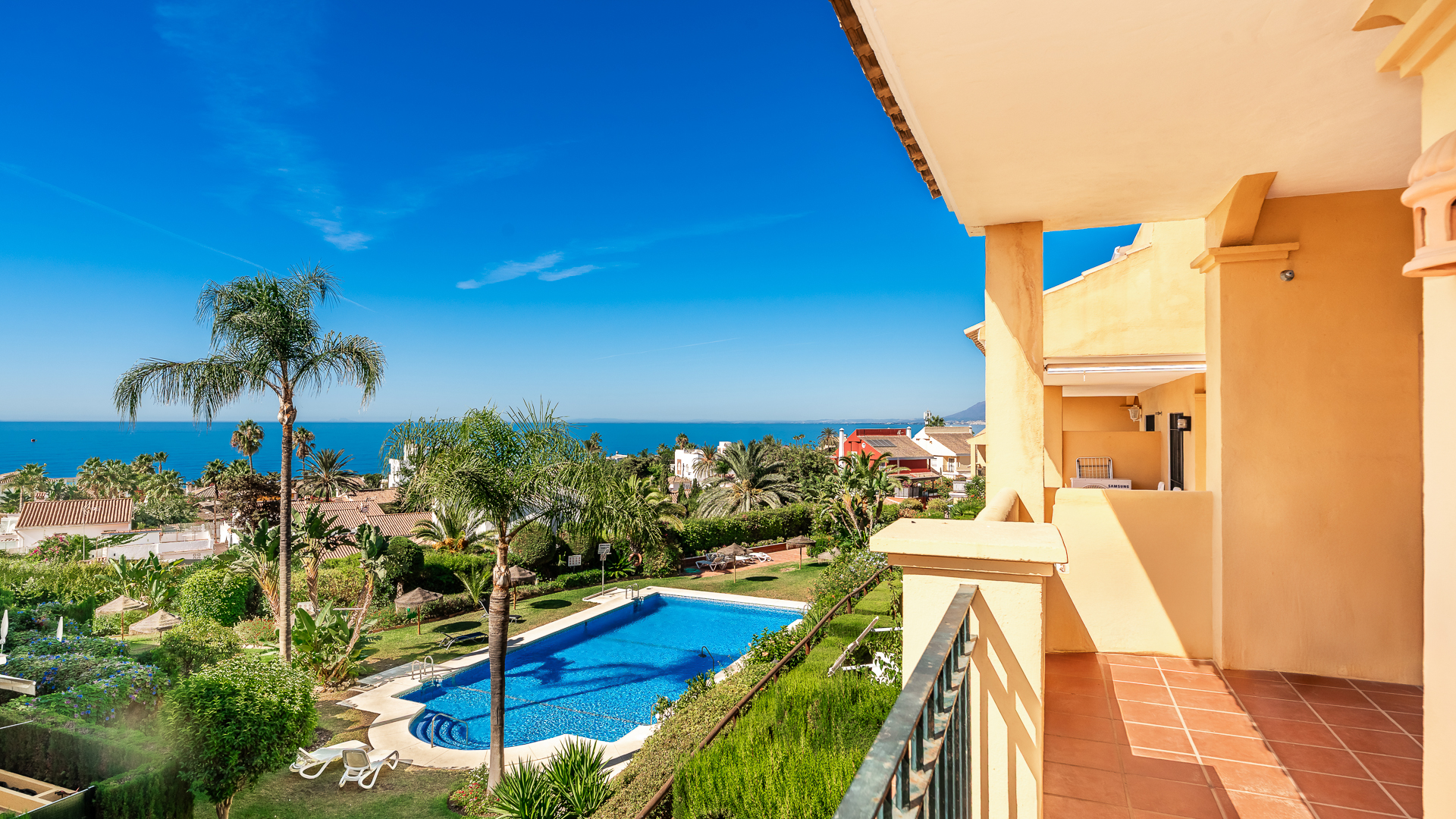 Duplex-Penthouse mit Panoramablick auf das Meer in Costabella, Marbella Ost
