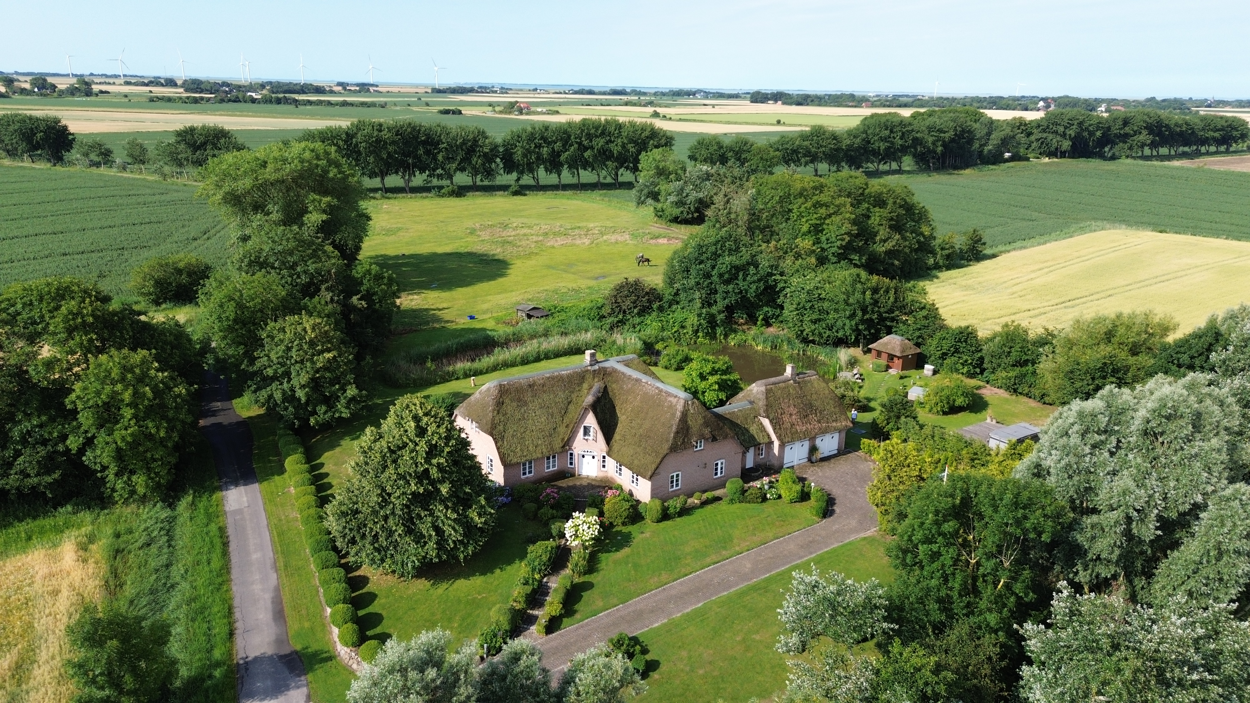 Exklusives Landhaus in Einzellage unter Reet an der Nordsee