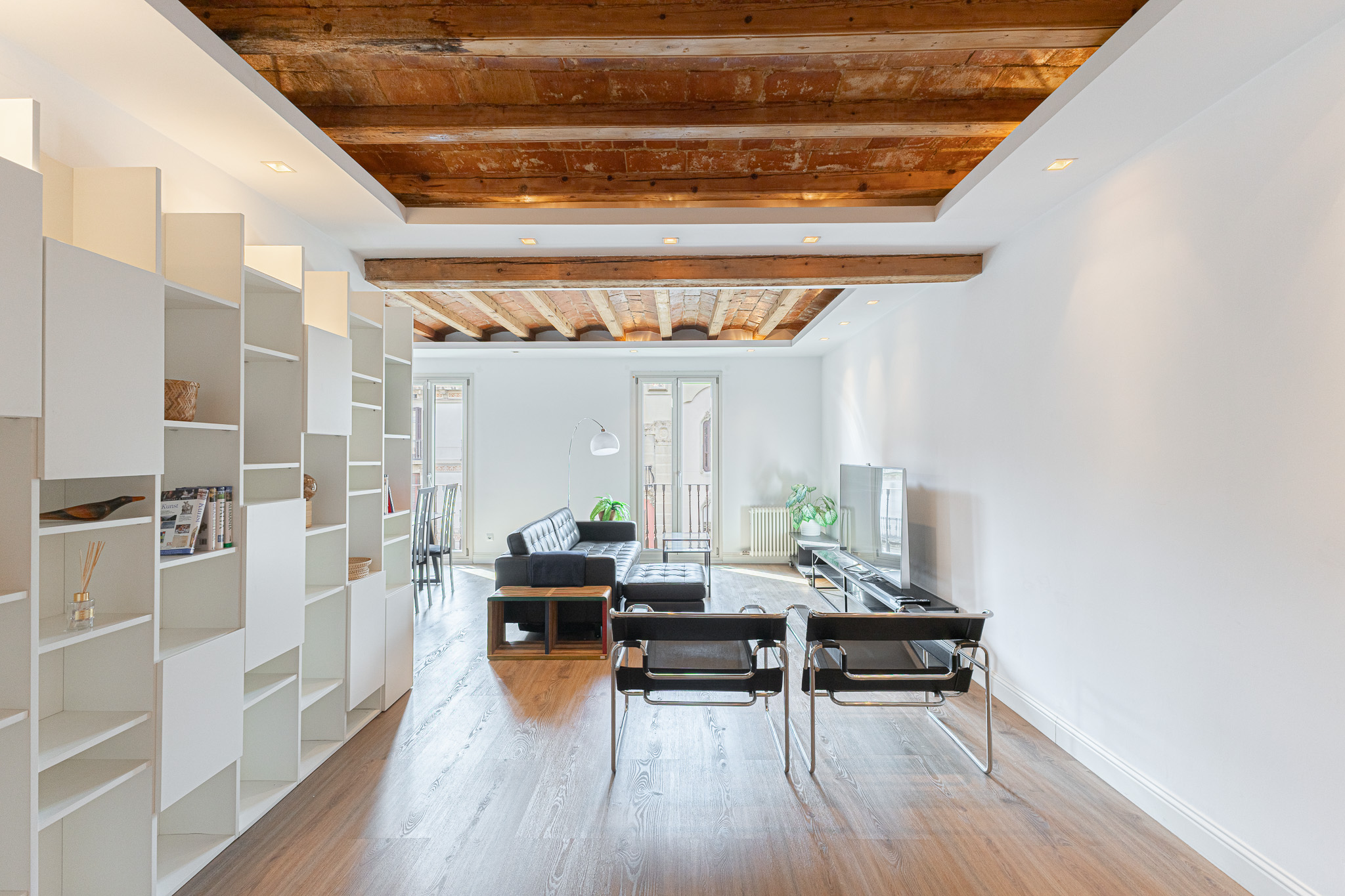Beautiful renovated flat in a period building on Consell de Cent