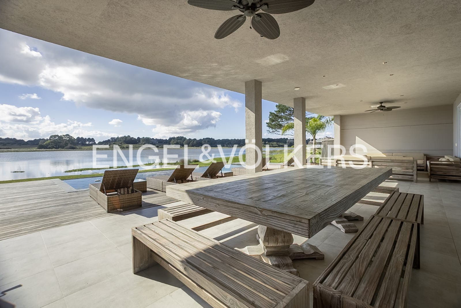 Lakefront house in a private neighborhood in José Ignacio.