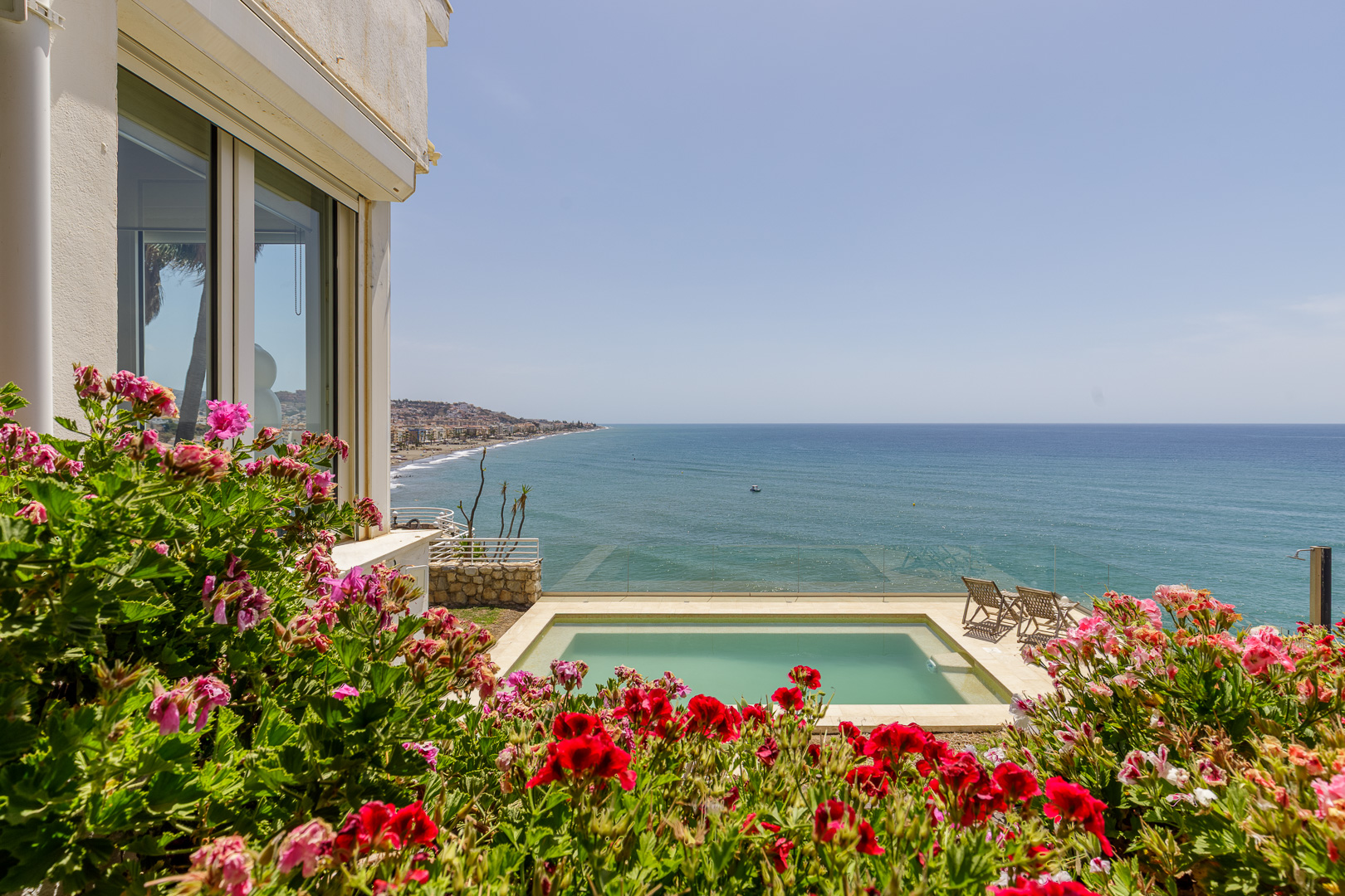 Excepcional villa frente al mar con vistas panorámicas al Mediterráneo en Rincón de la Victoria