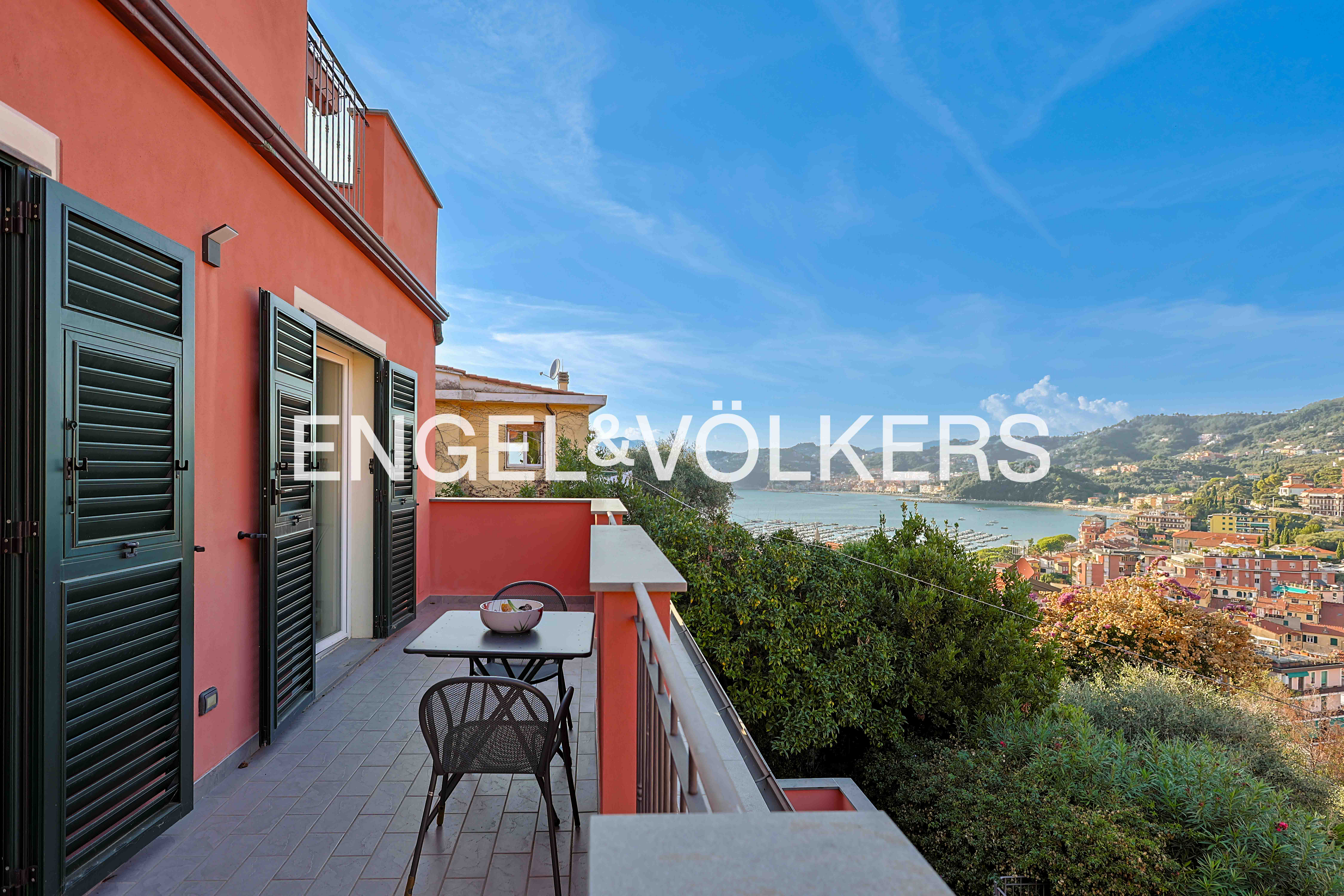 Apartment mit Panoramablick auf den Golf von Lerici, eigenem Garten und Doppelgarage