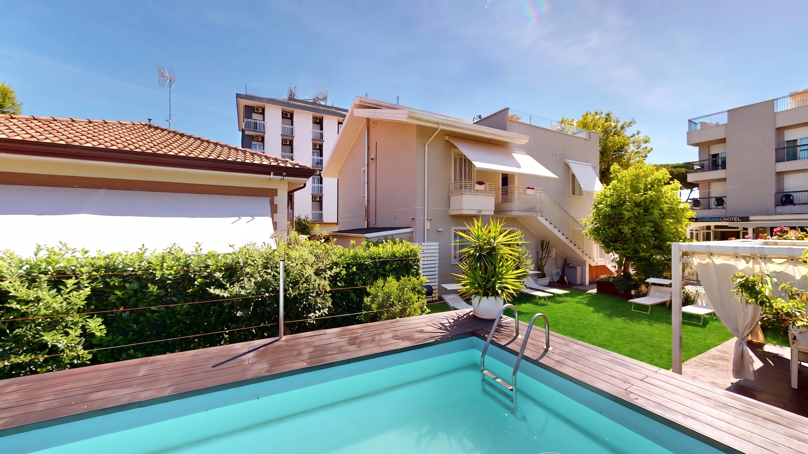 Two-family villa with pool in the heart of Alba