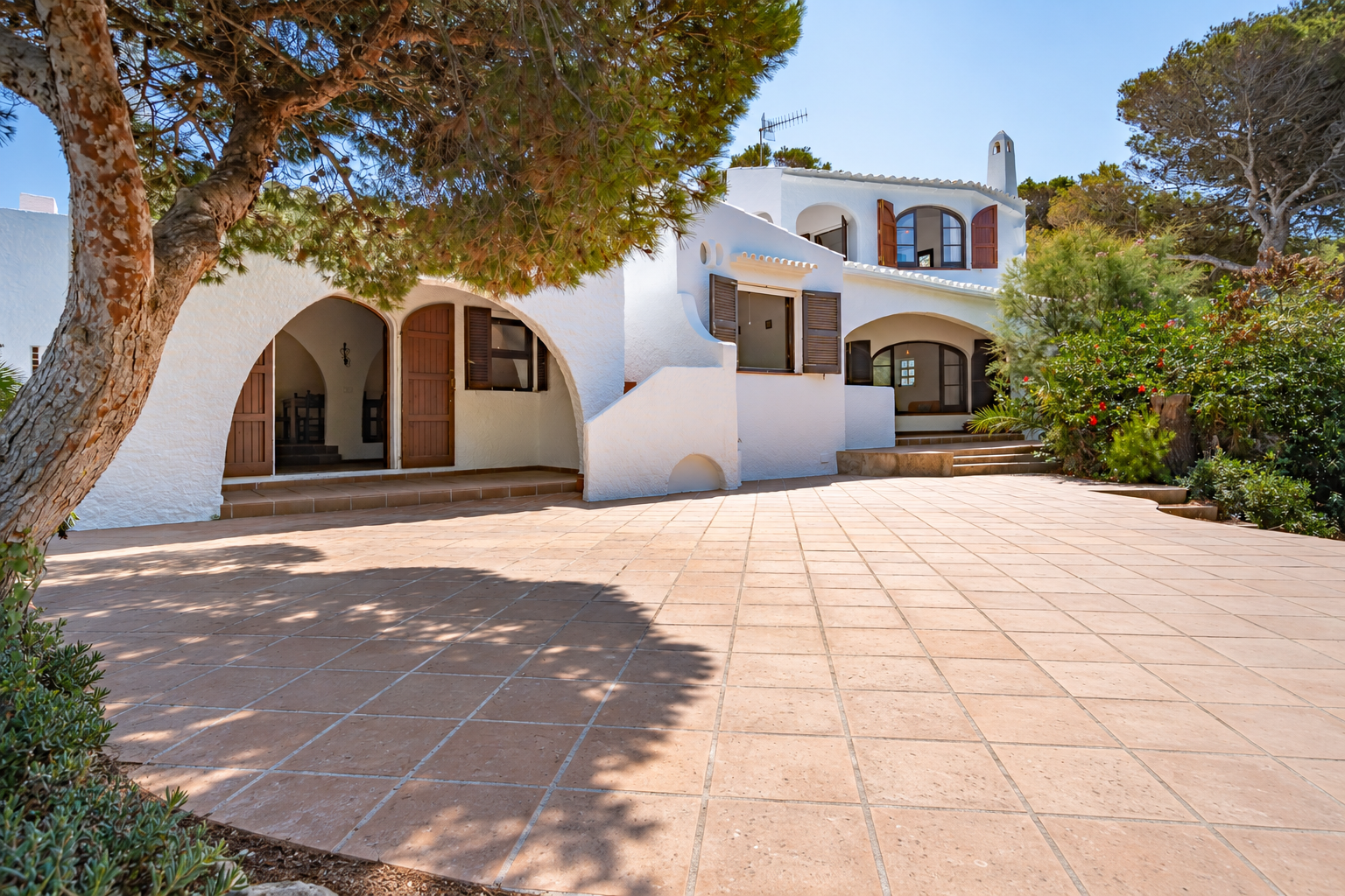 Eine charaktervolle menorquinische Immobilie, in der Authentizität auf mediterrane Lebensart trifft in Cala Morell, Menorca [KI-modifiziert]