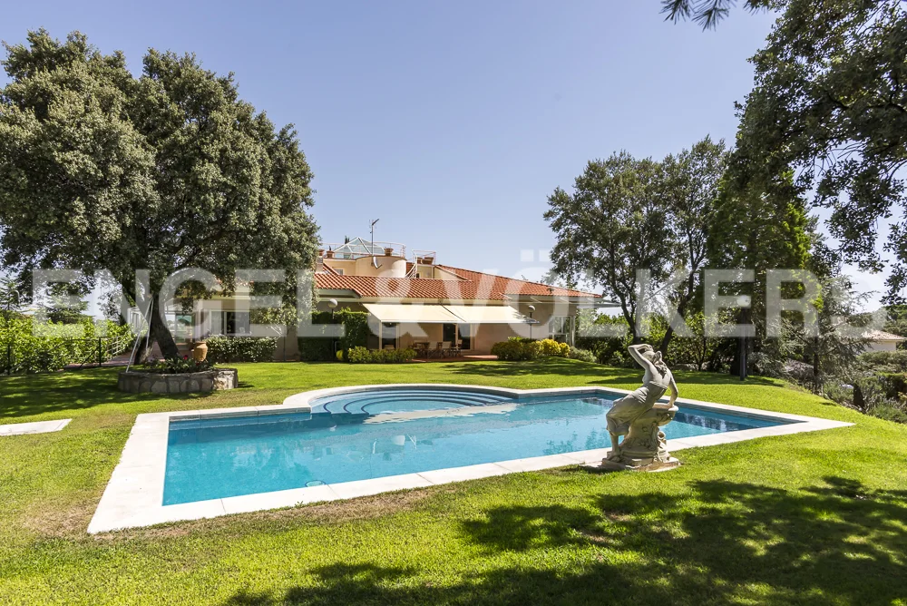 Villa with paddle court for sale in Ciudalcampo