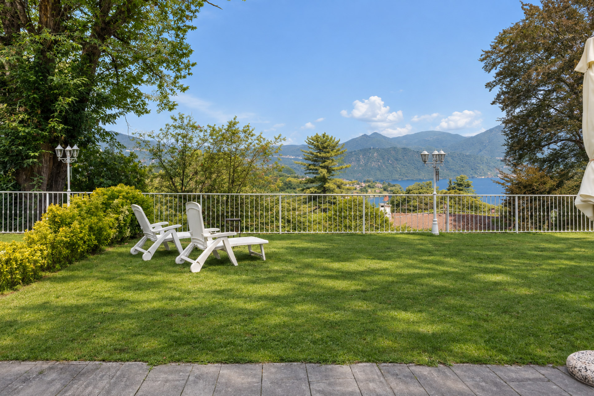 Renovated one-bedroom apartment with garden and Lake Orta views