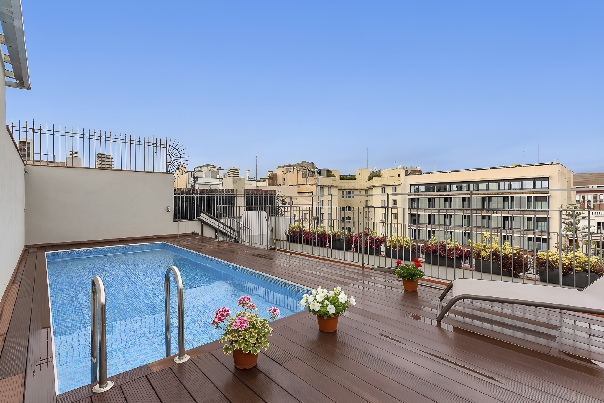 Spectacular apartment in a classic building with pool in Eixample