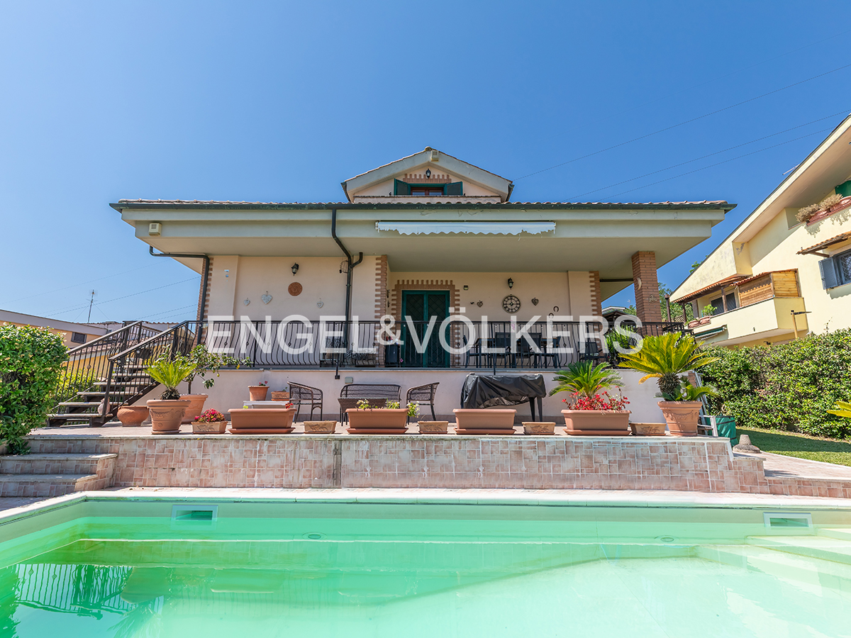Villa with pool and private garden in Colleverde - Parco Azzurro