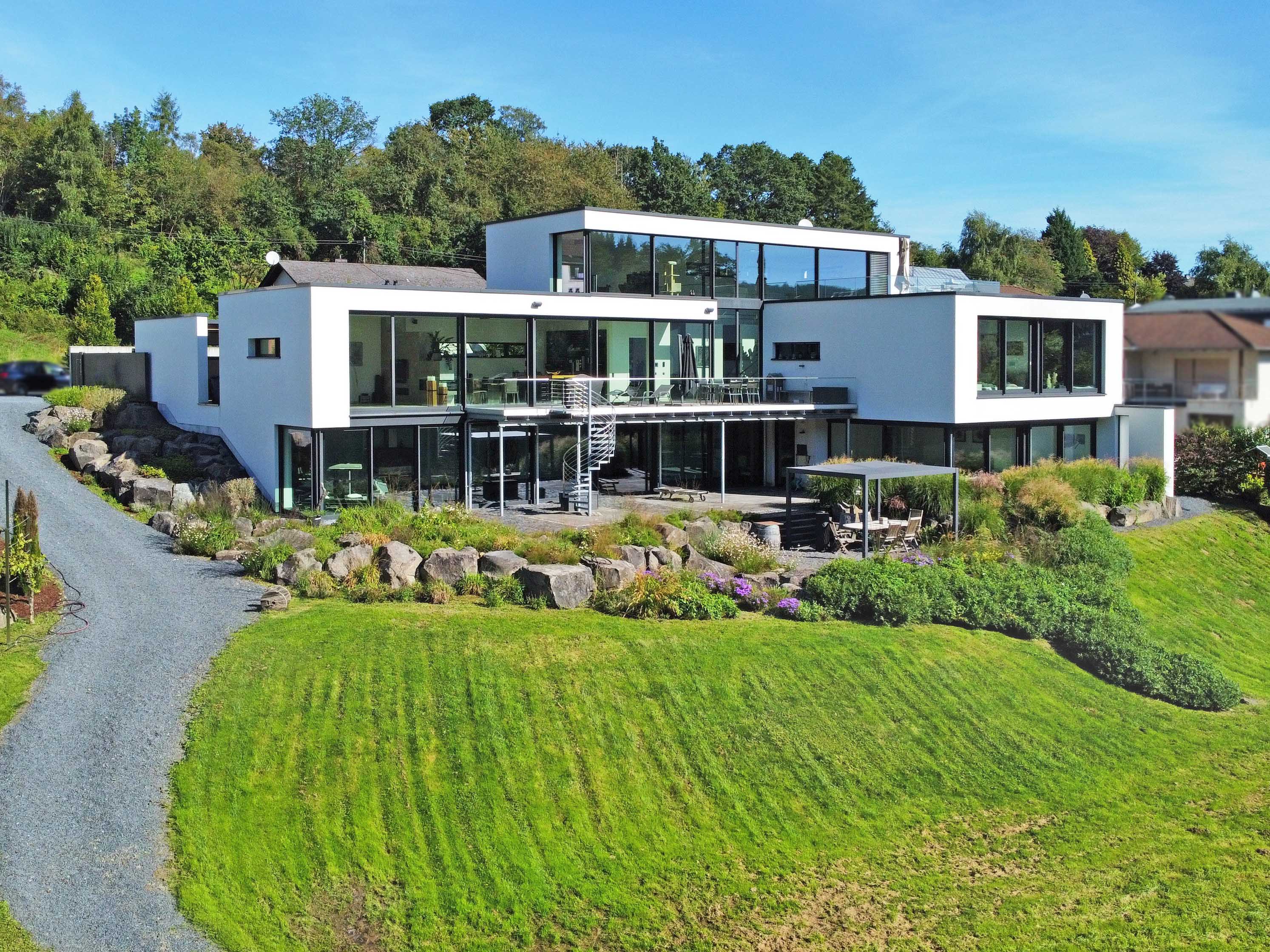 Design-Luxus-Villa im Bauhaus-Stil mit Indoorpool auf Parkgrundstück