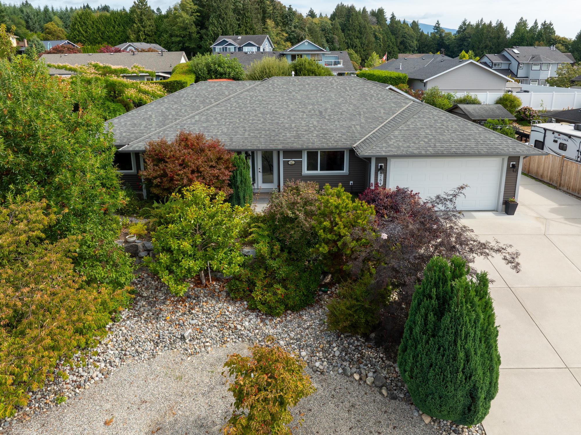 Gorgeous Rancher on a Level Lot  in Desirable Davis Bay