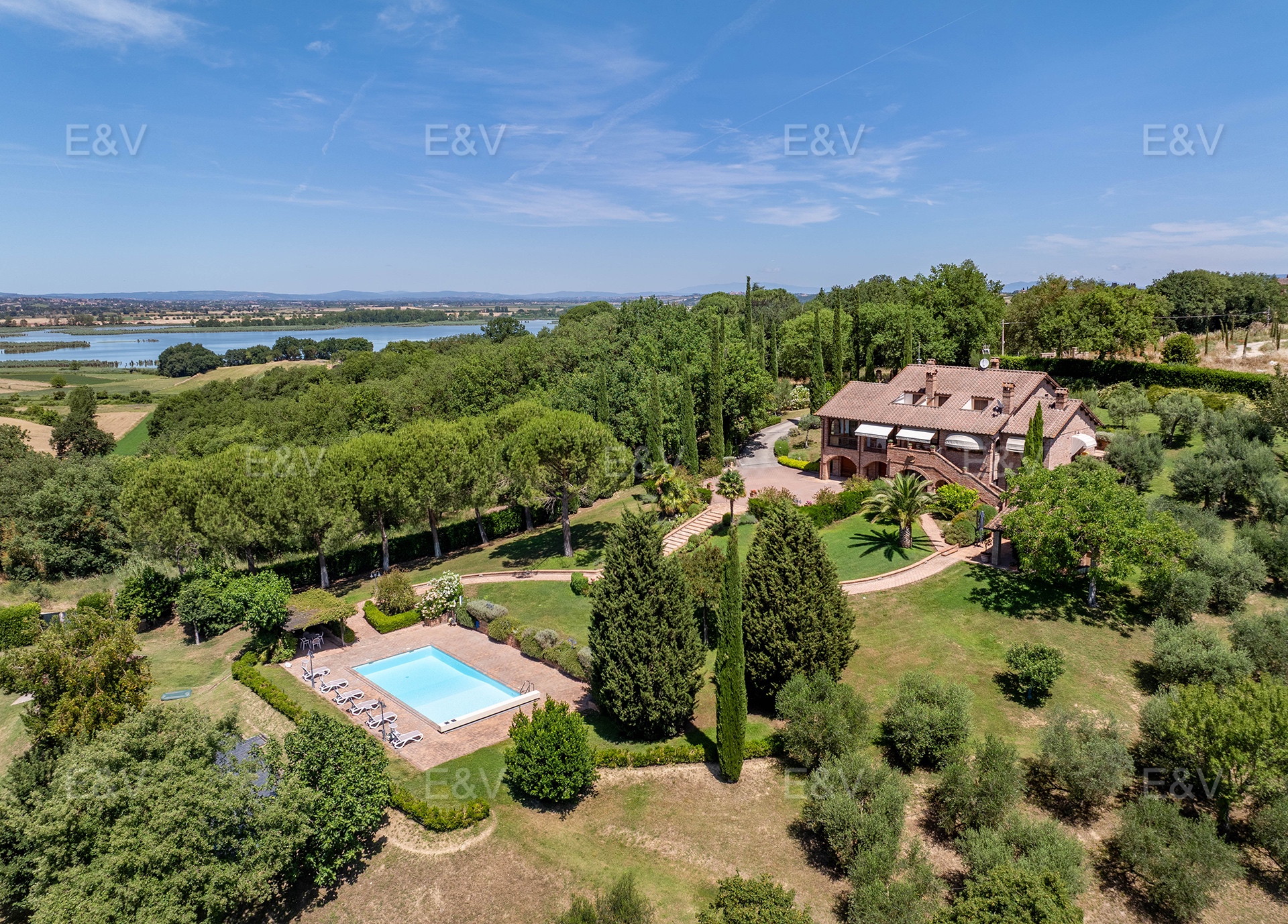 Refined farmhouse in the countryside of Castiglione del Lago, just a short distance from Tuscany