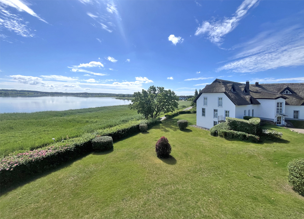 Appartement unter Reet mit direktem Wasserblick und Balkon