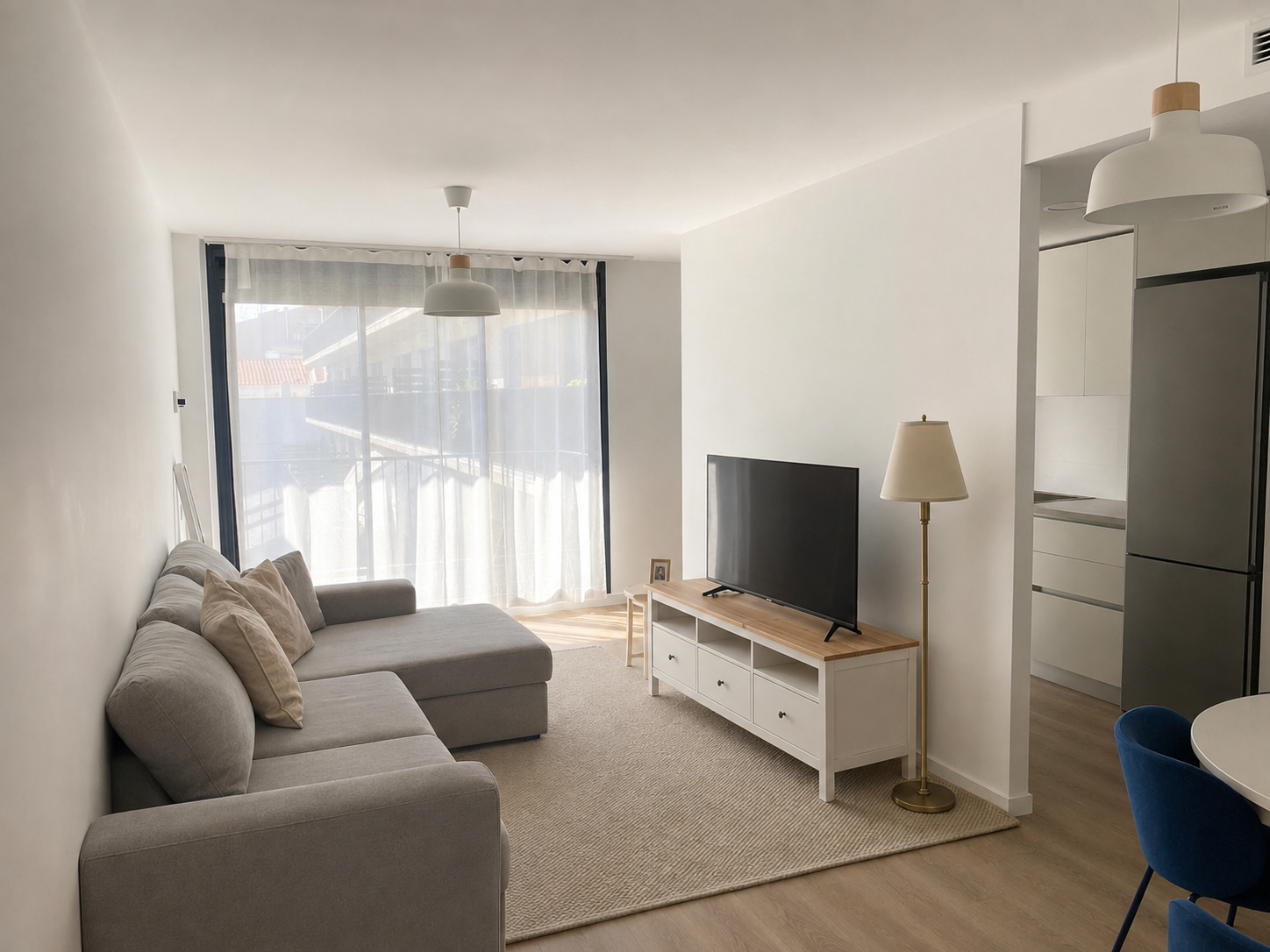 Brand-new, bright, furnished apartment in the city center.