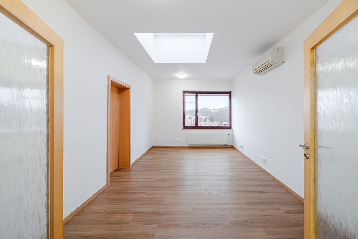 Rent a 4+1 apartment on the top floor near the centre of Smíchov