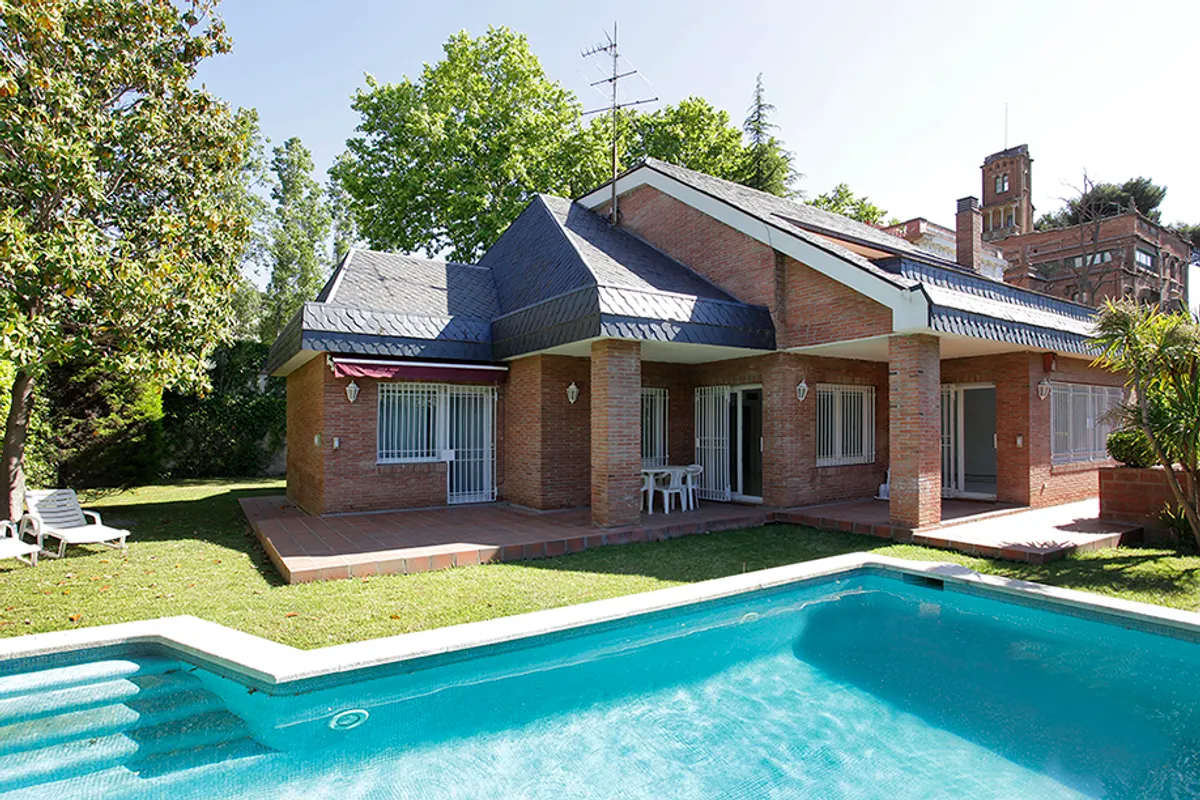 Exclusiva casa unifamiliar con jardín y piscina en Bonanova