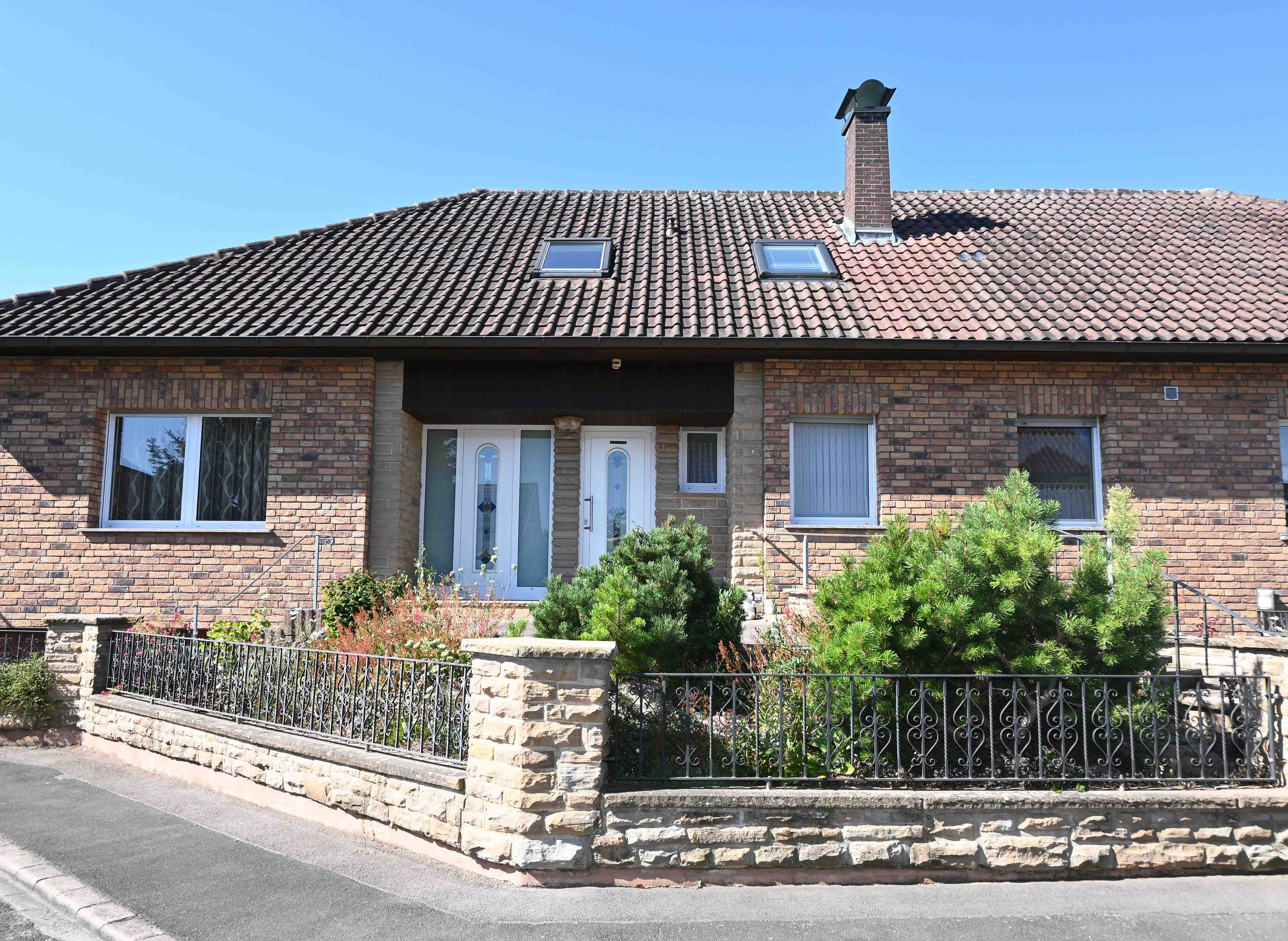 Großzügiges Familienhaus mit ausreichend Platz (Einliegerwohnung)